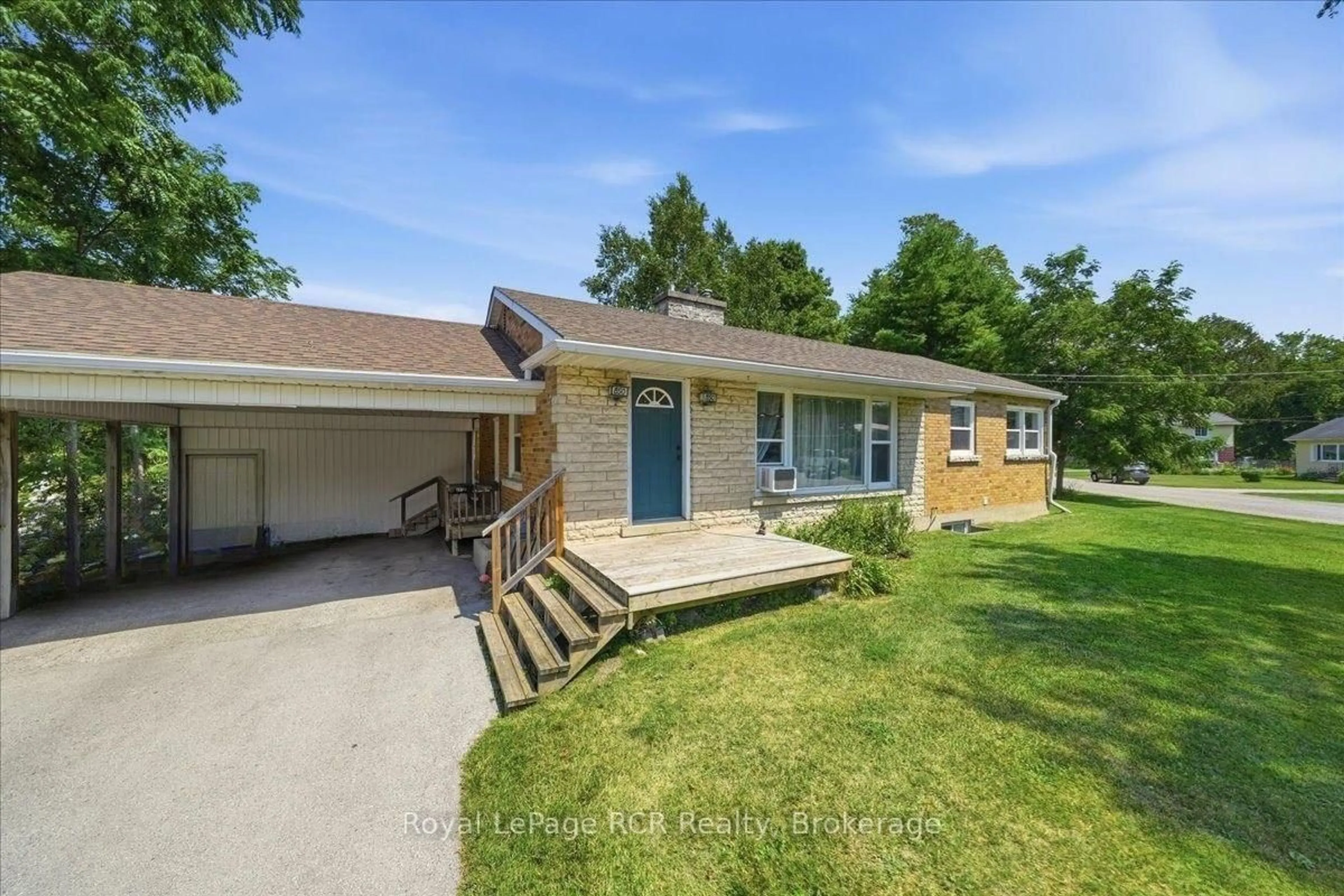 A pic from outside/outdoor area/front of a property/back of a property/a pic from drone, street for 850 11th St, Owen Sound Ontario N4K 3T3