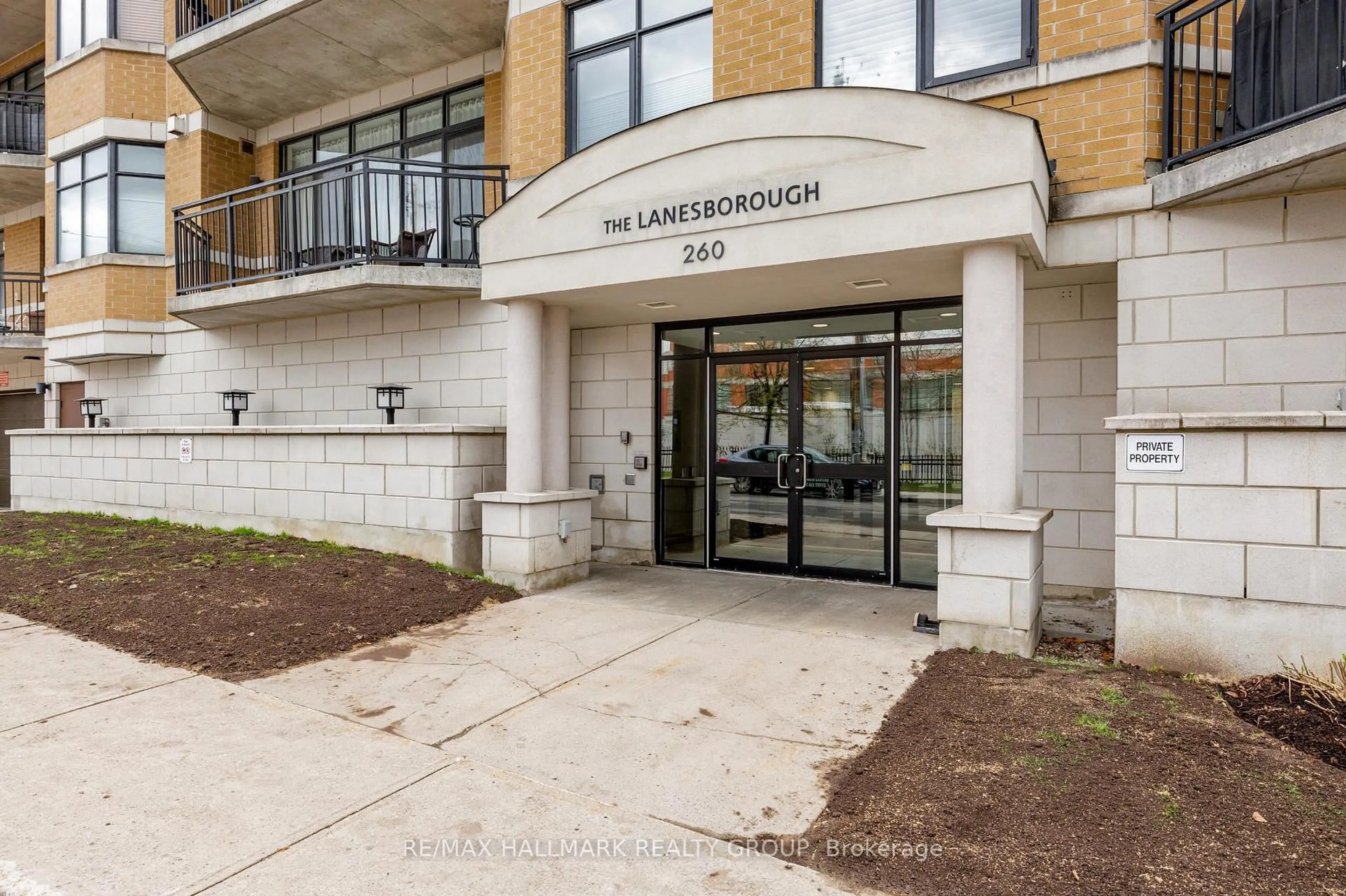 Indoor foyer for 260 Besserer St #203, Ottawa Ontario K1N 1J3