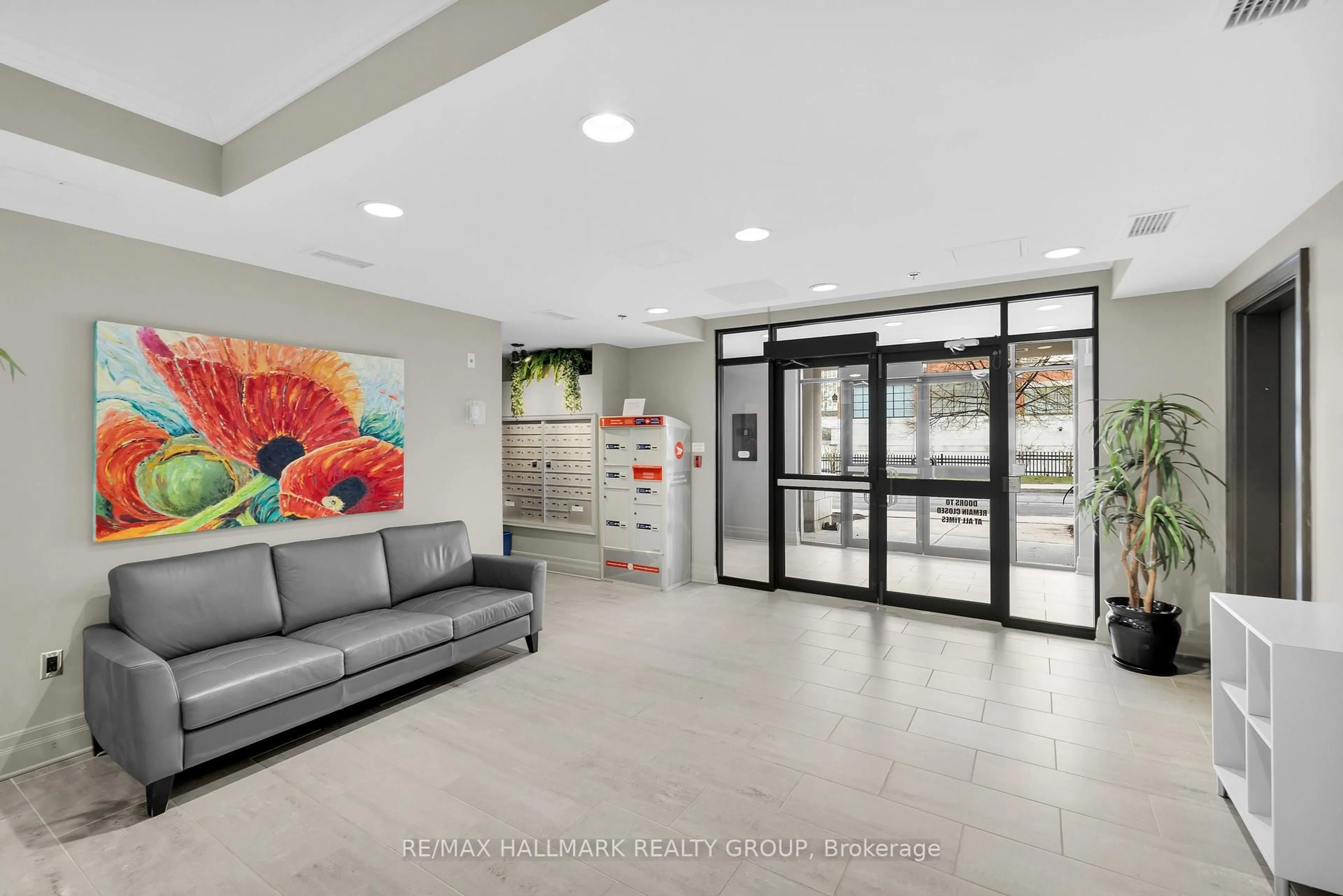Indoor foyer for 260 Besserer St #203, Ottawa Ontario K1N 1J3
