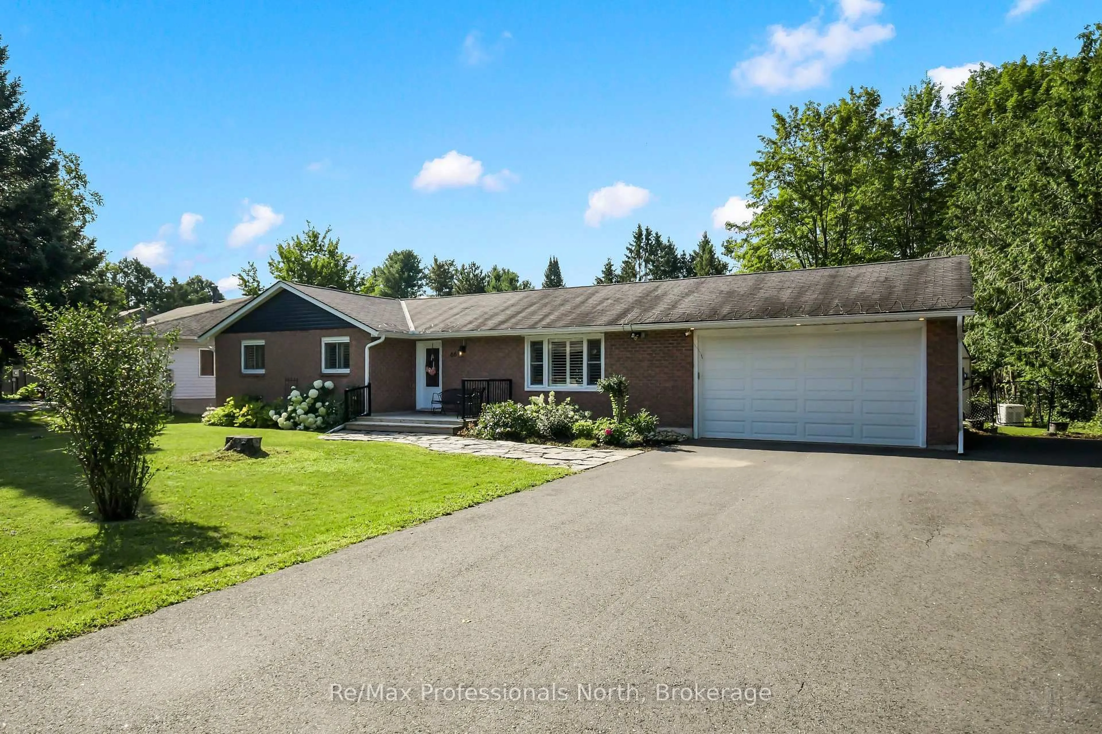 A pic from outside/outdoor area/front of a property/back of a property/a pic from drone, street for 66 Westvale Dr, Bracebridge Ontario P1L 1B3