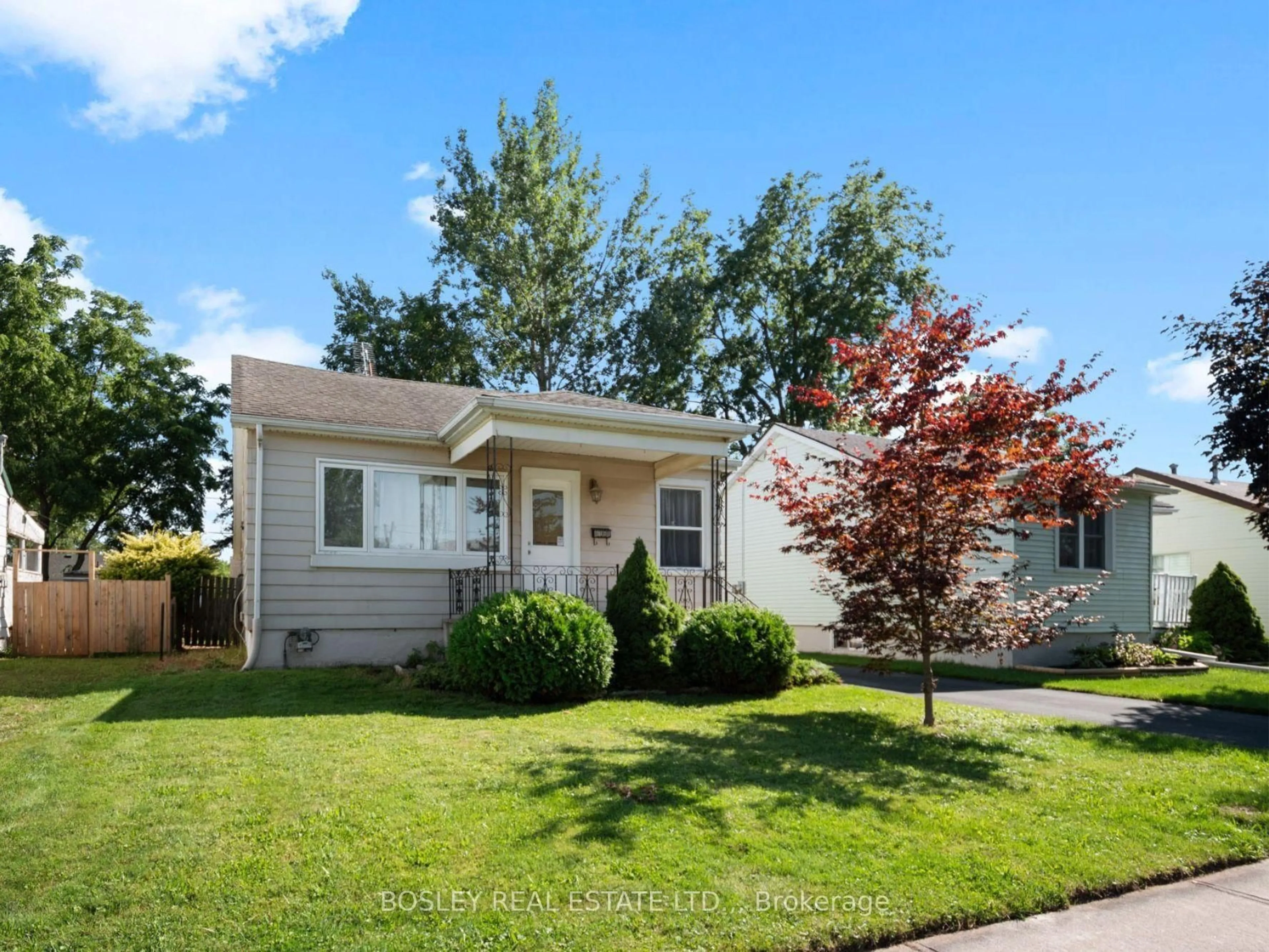 Home with vinyl exterior material, street for 6168 Churchill St, Niagara Falls Ontario L2G 2X3
