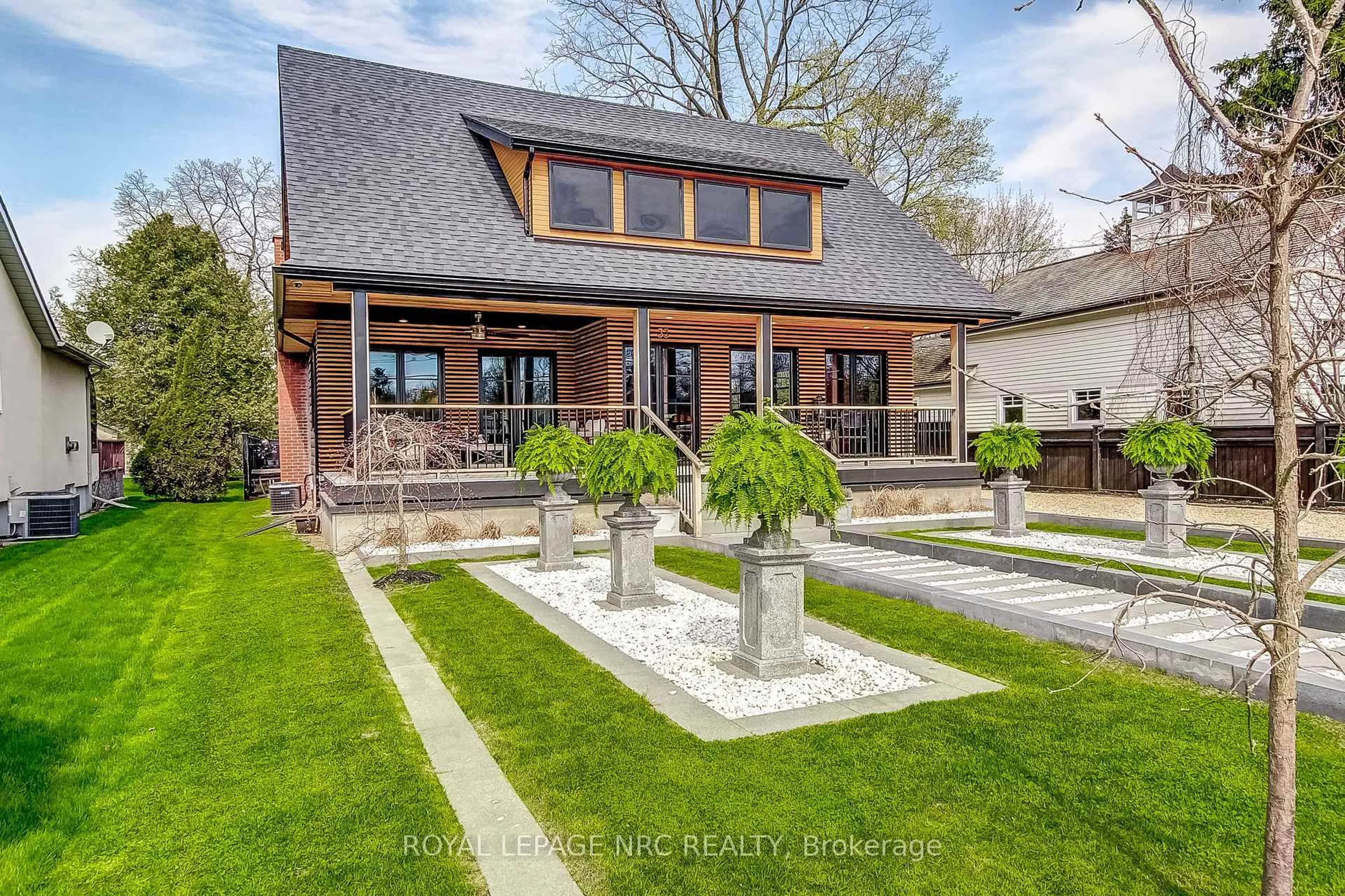 Home with brick exterior material, street for 33 Gage St, Niagara-on-the-Lake Ontario L0S 1J0