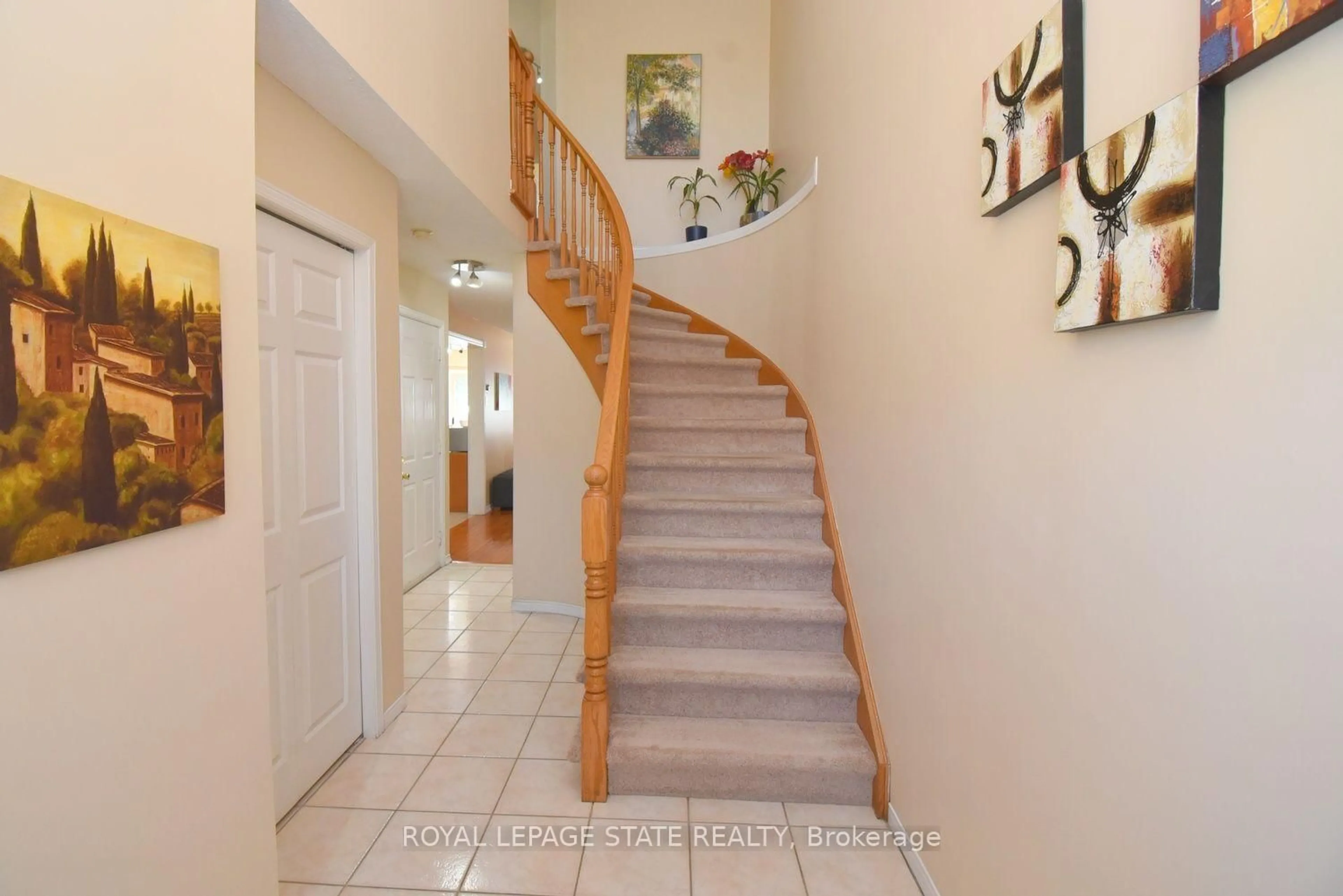 Indoor foyer for 57 Townmansion Dr, Hamilton Ontario L8T 5A6