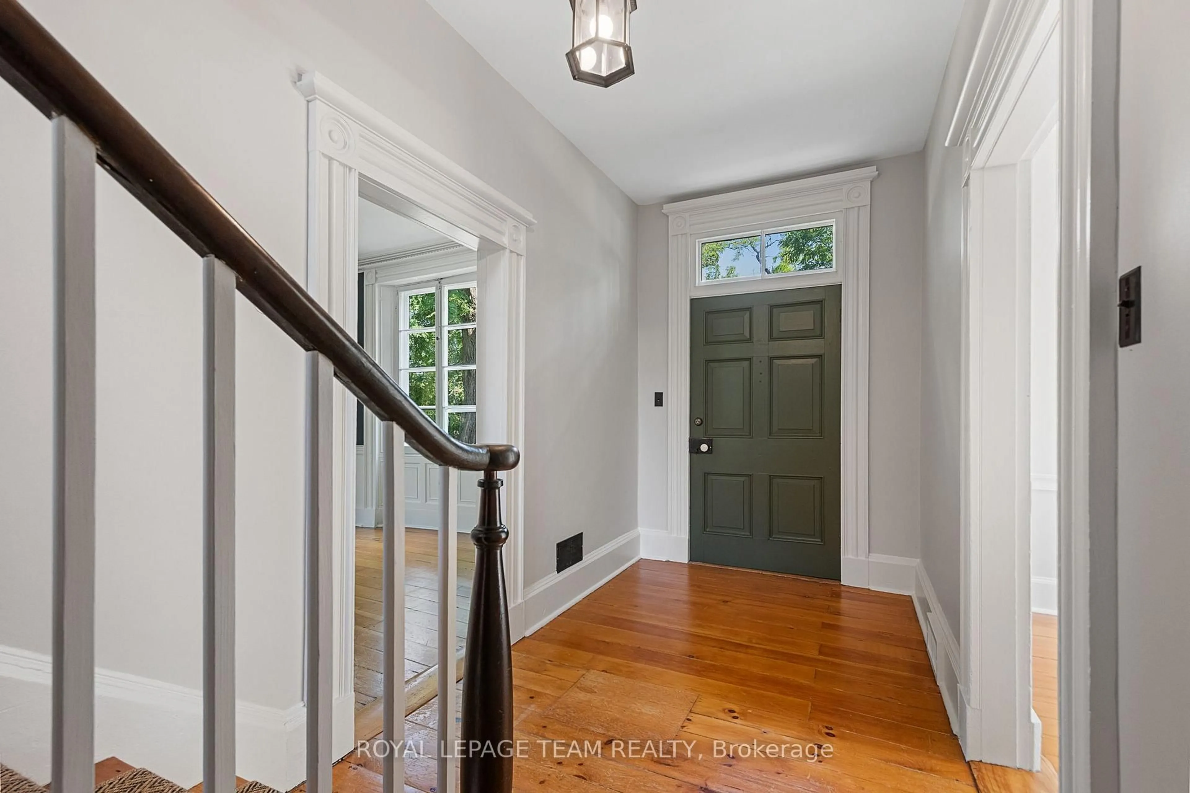 Indoor entryway for 256 Wilson St, Almonte Ontario K0A 1A0