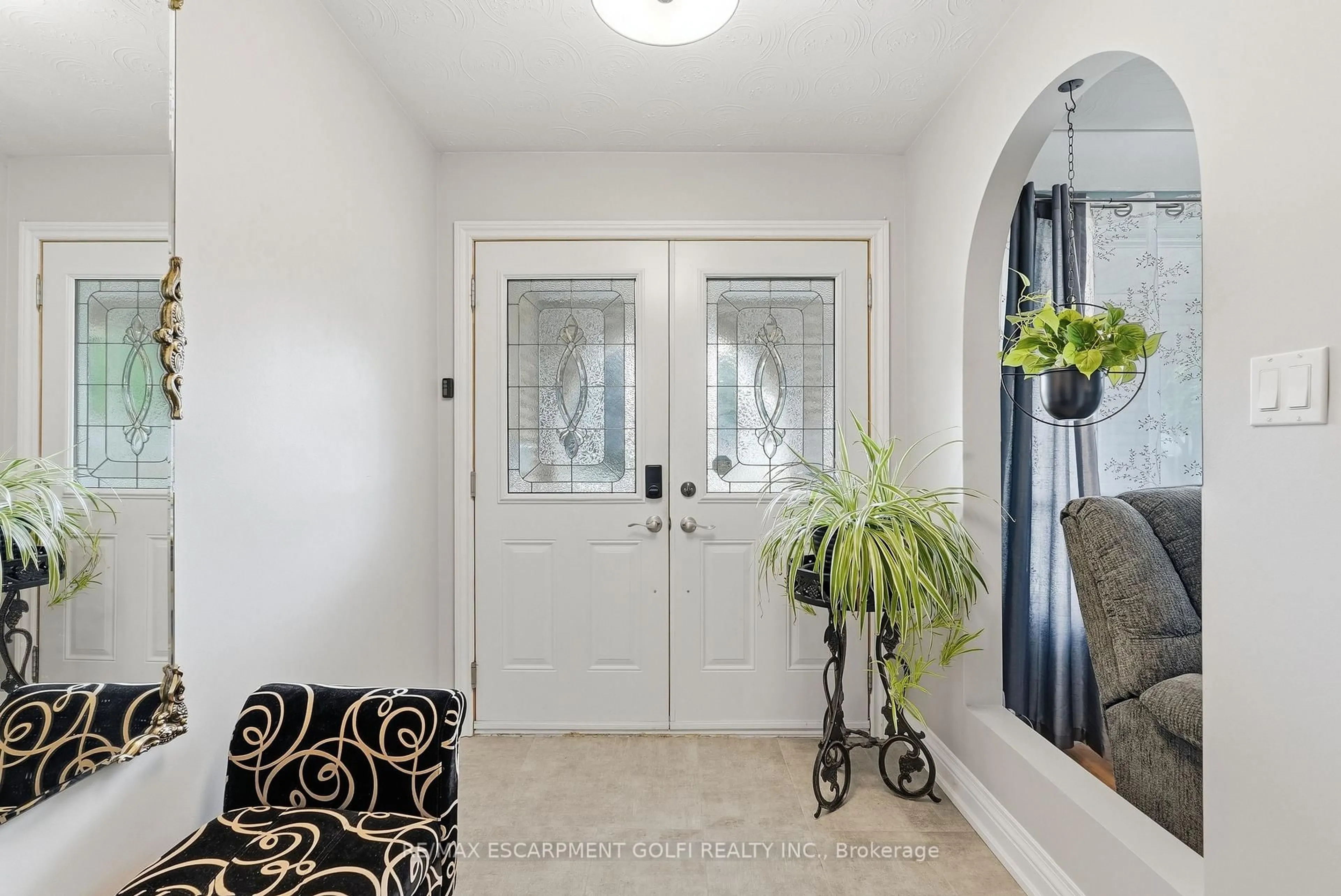 Indoor entryway for 377 Carson Dr, Hamilton Ontario L8T 4T8