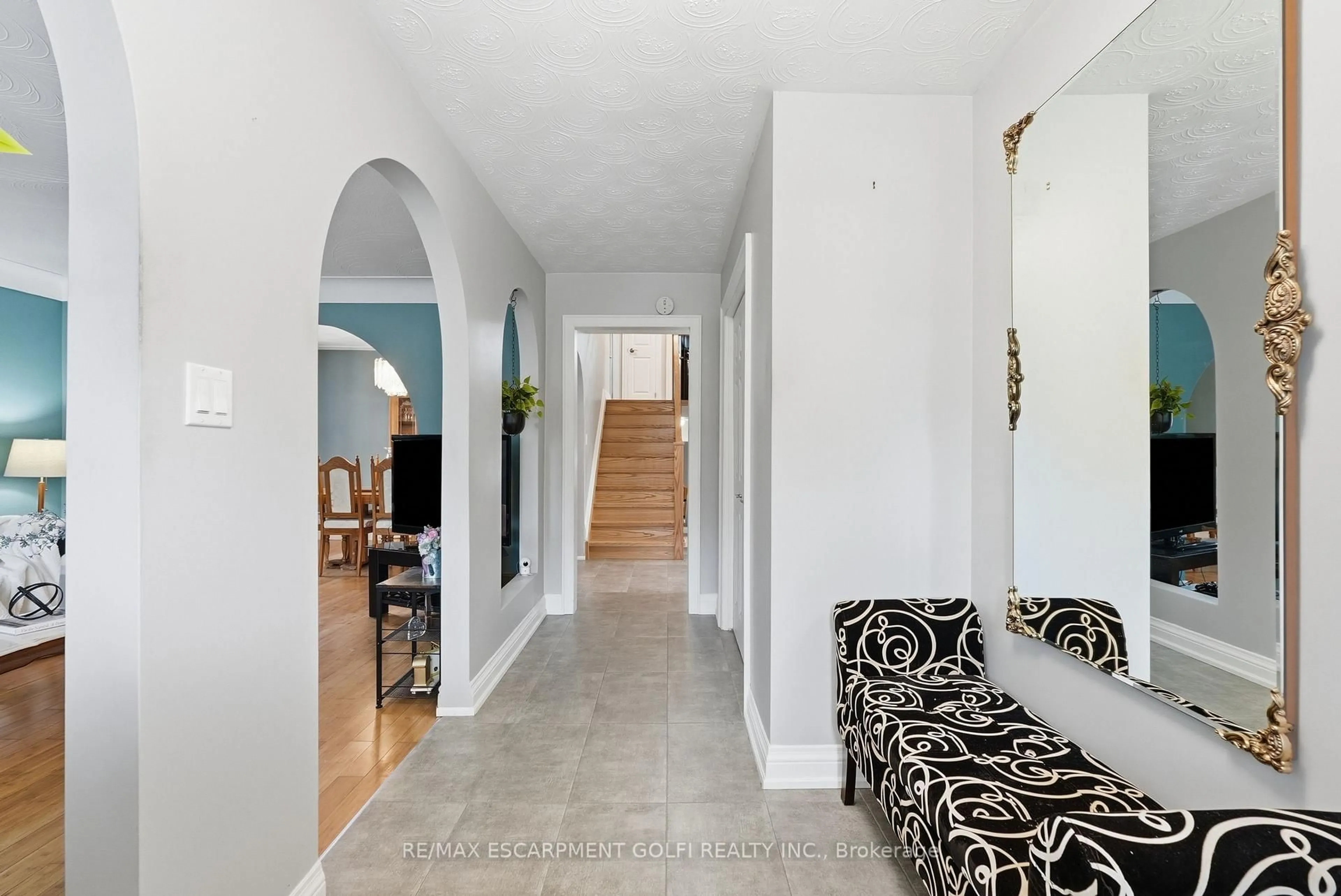 Indoor entryway for 377 Carson Dr, Hamilton Ontario L8T 4T8