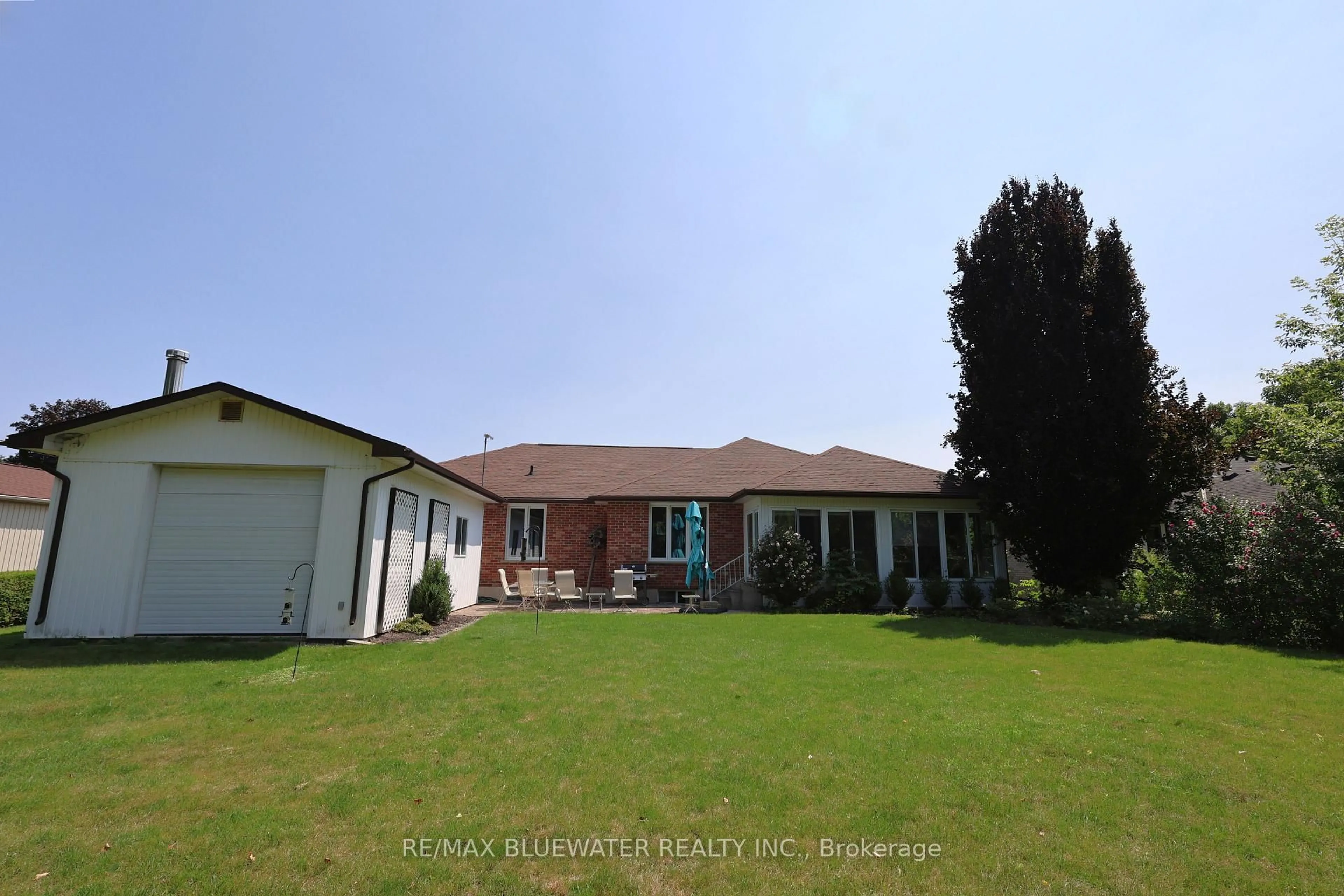 A pic from outside/outdoor area/front of a property/back of a property/a pic from drone, unknown for 365 Station St, North Middlesex Ontario N0M 2K0