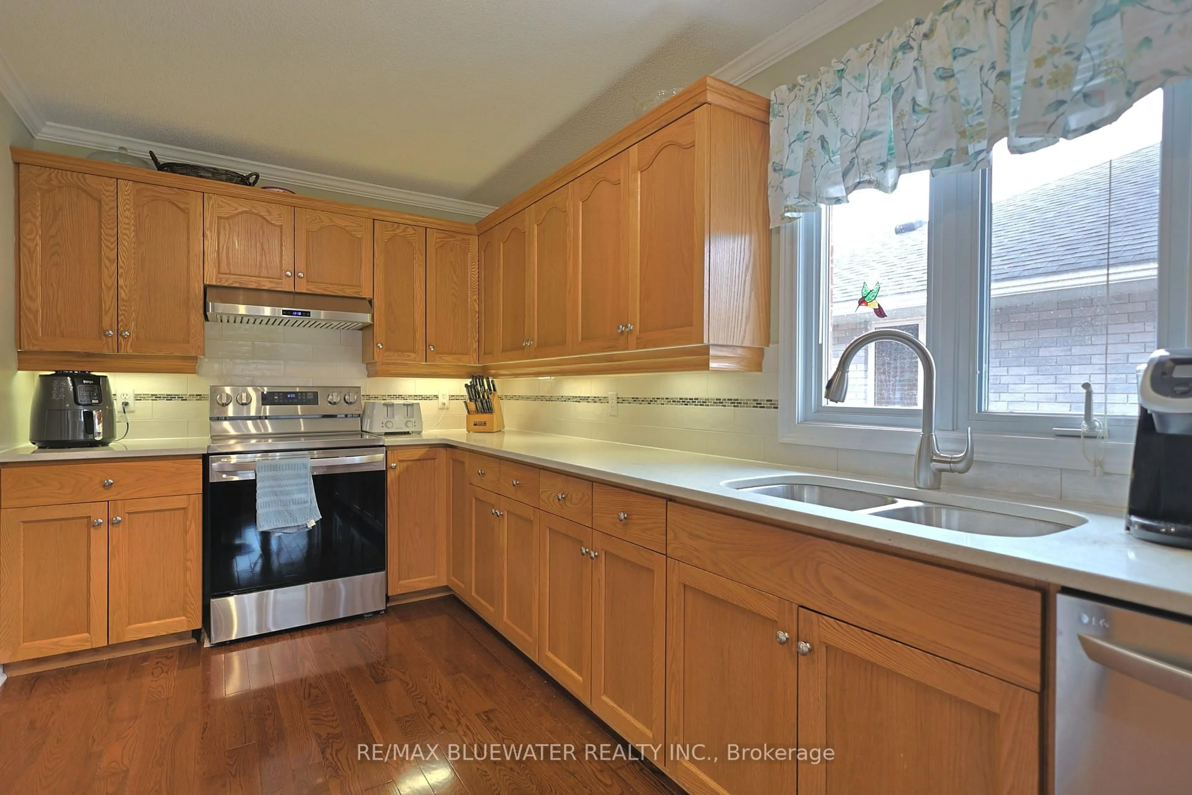 Standard kitchen, ceramic/tile floor for 365 Station St, North Middlesex Ontario N0M 2K0