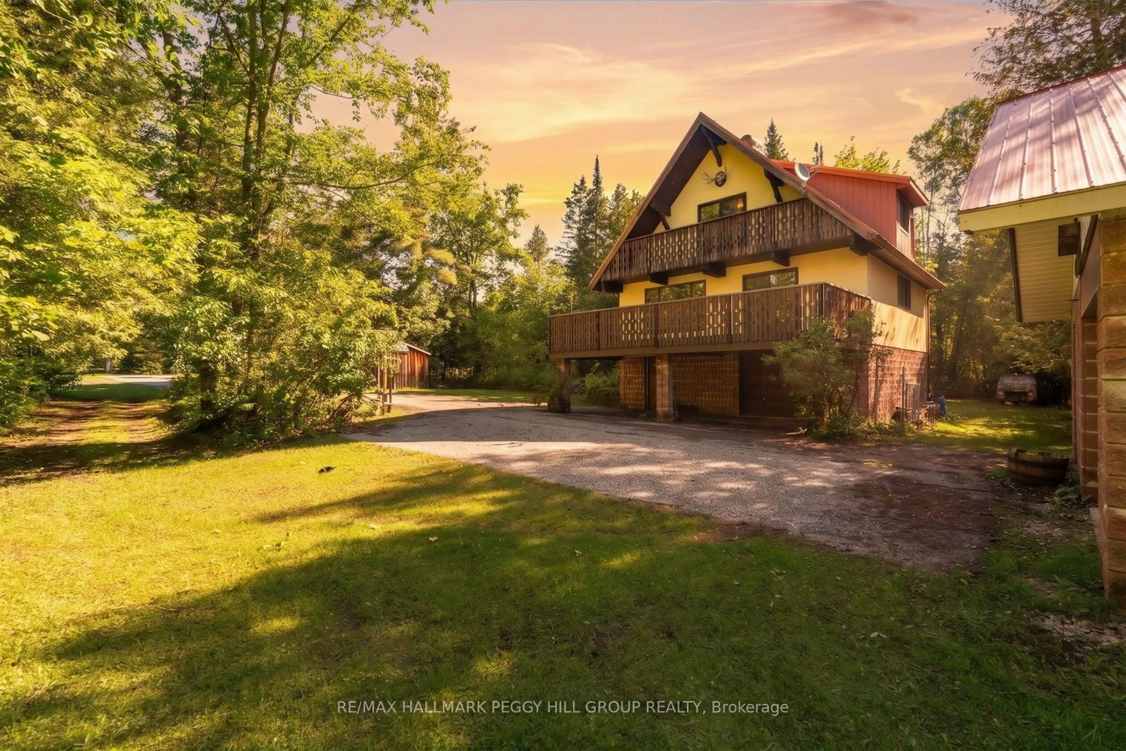 A pic from outside/outdoor area/front of a property/back of a property/a pic from drone, street for 157 Baxter Loop Rd, Georgian Bay Ontario L0K 1S0