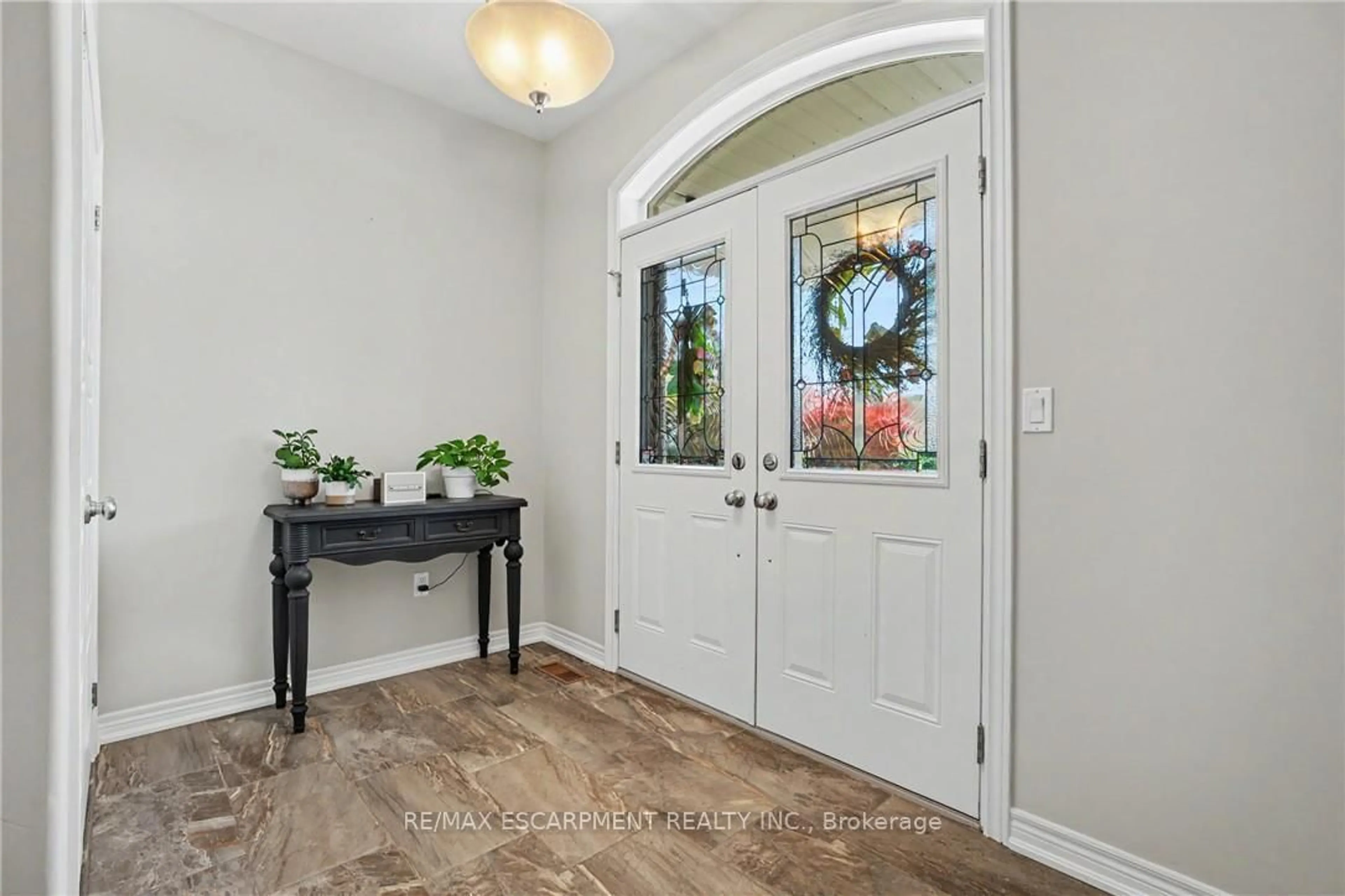 Indoor entryway for 12 Silverwood Ave, Welland Ontario L3C 0B7