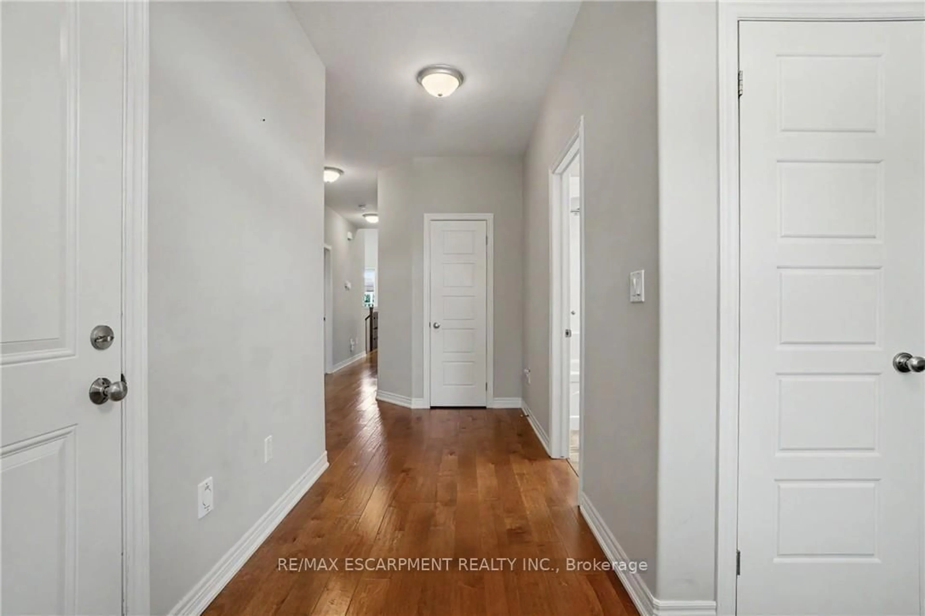 Indoor entryway for 12 Silverwood Ave, Welland Ontario L3C 0B7