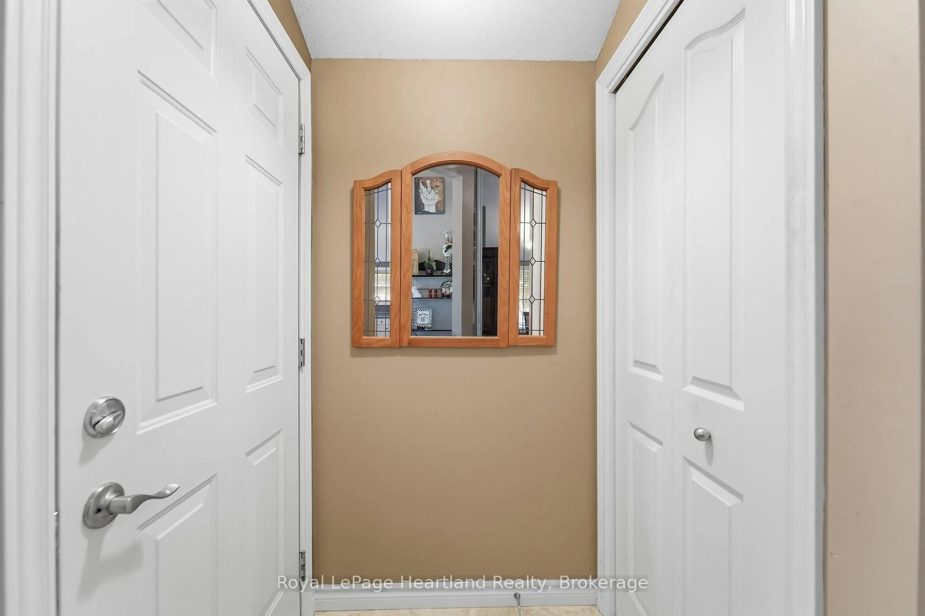 Indoor entryway for 10 HURON Lane, Ashfield-Colborne-Wawanosh Ontario N7A 3Y2