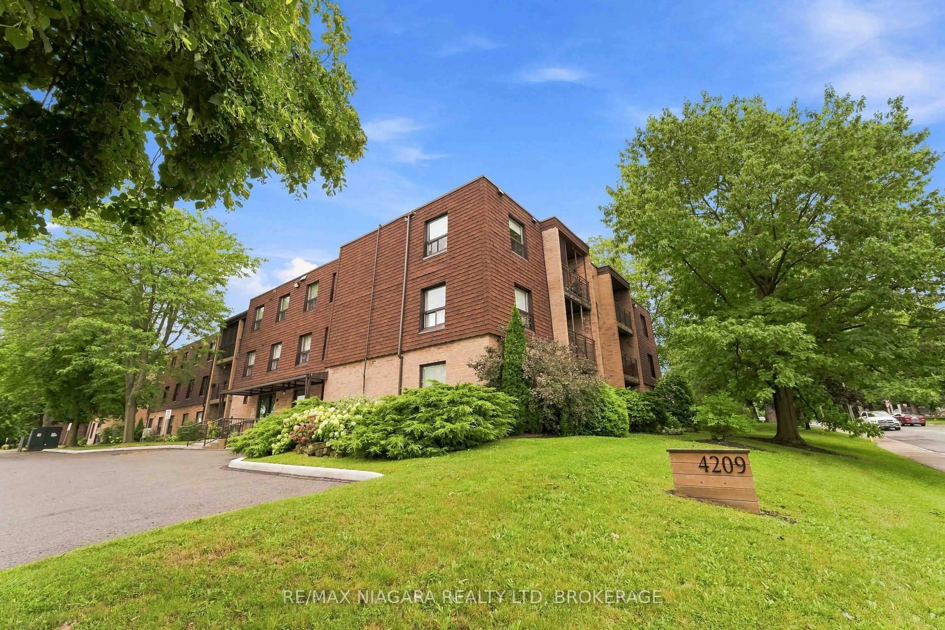 Home with brick exterior material, building for 4209 Hixon St #313, Lincoln Ontario L3J 0K2