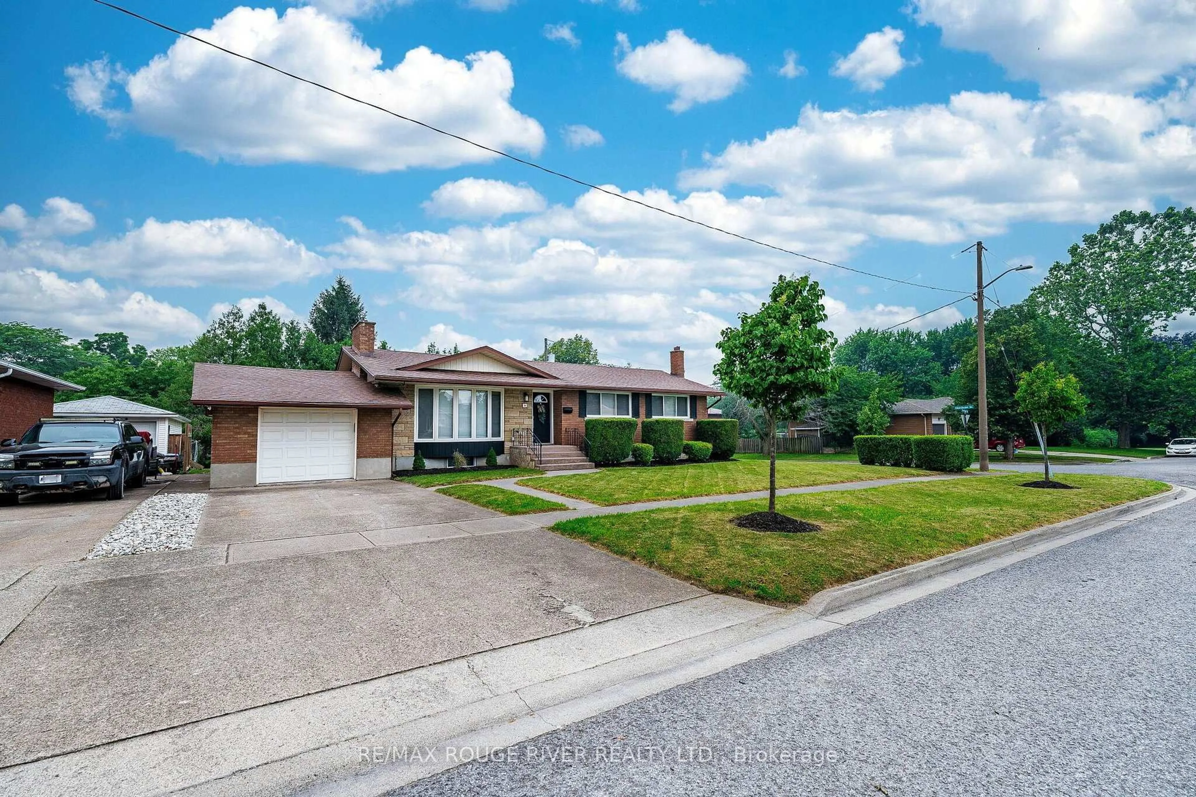 Home with brick exterior material, street for 25 Clearview Hts, St. Catharines Ontario L2T 2W2