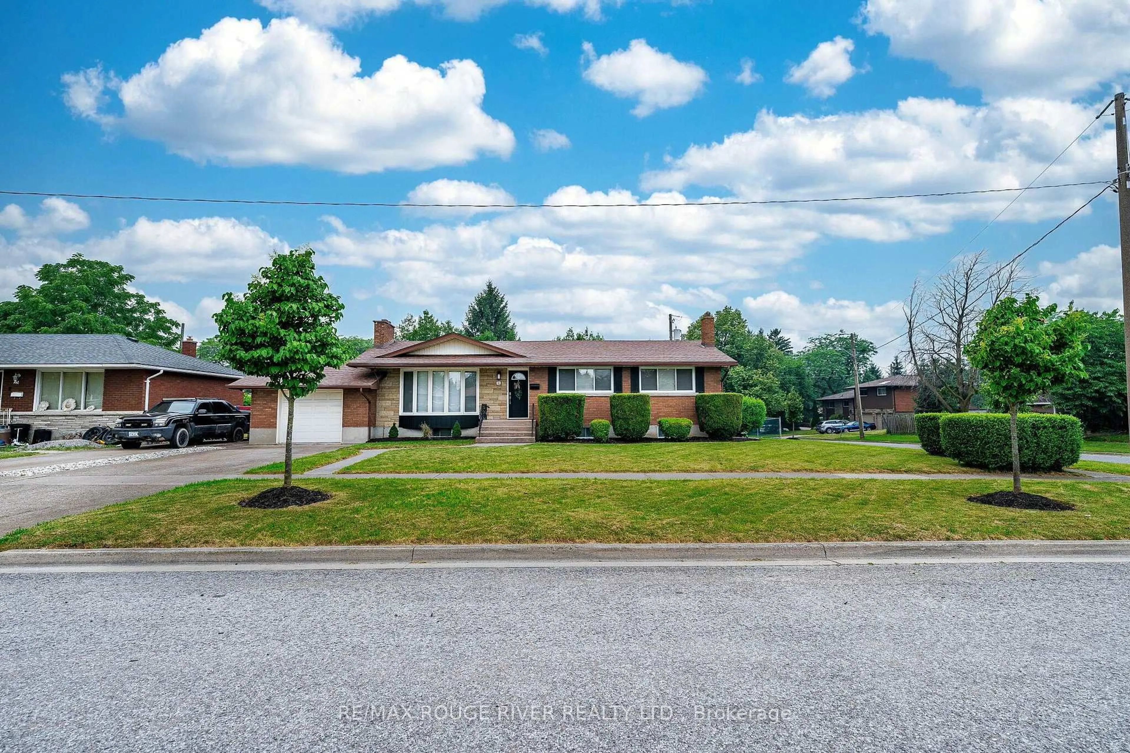 Home with brick exterior material, street for 25 Clearview Hts, St. Catharines Ontario L2T 2W2