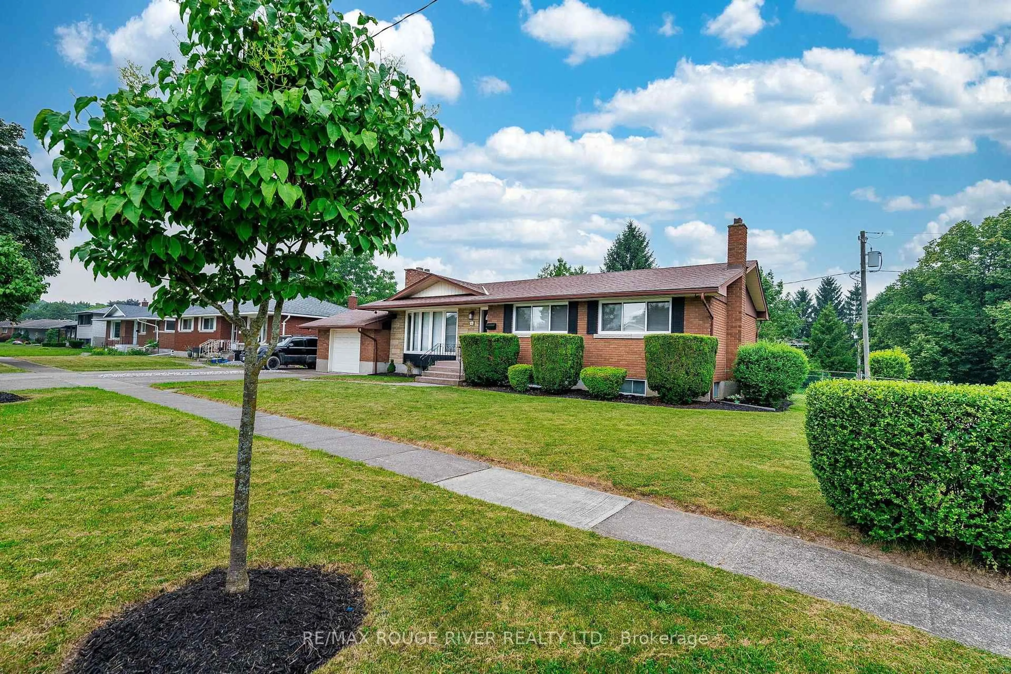 Home with brick exterior material, street for 25 Clearview Hts, St. Catharines Ontario L2T 2W2