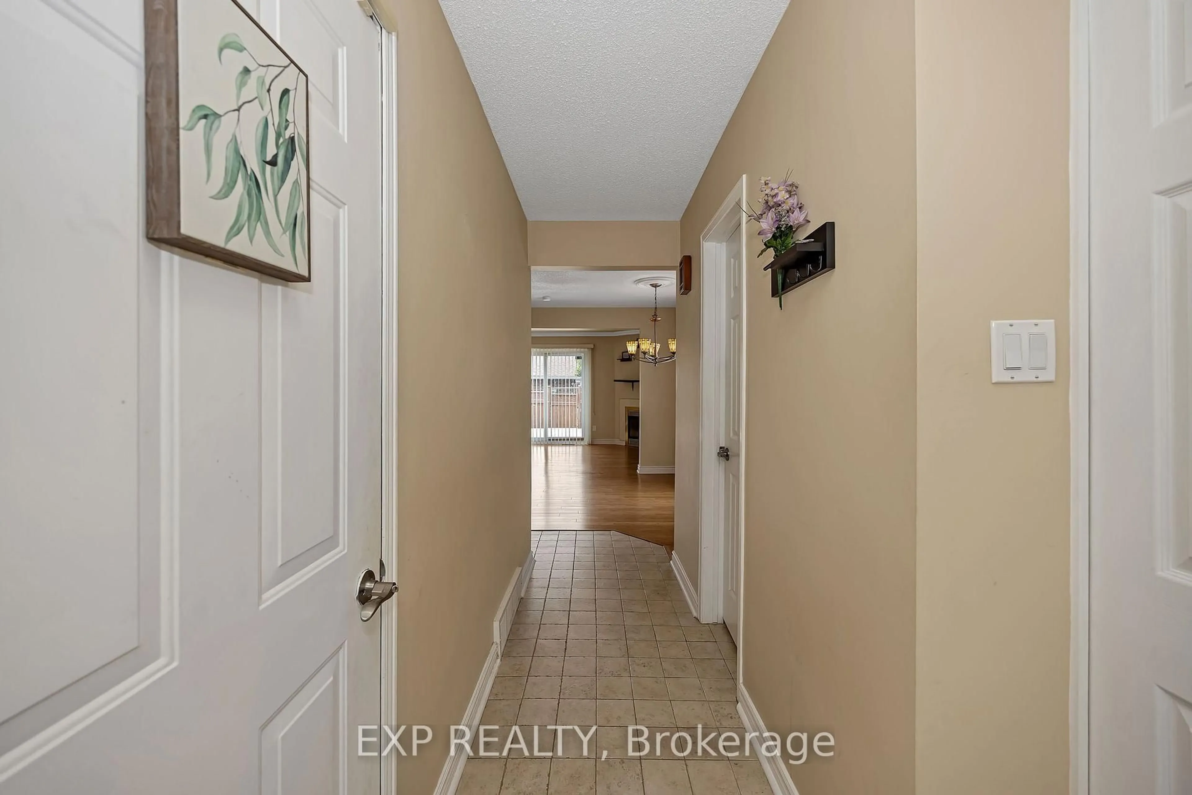 Indoor entryway for 38 Sundback Lane, Kanata Ontario K2L 2W8