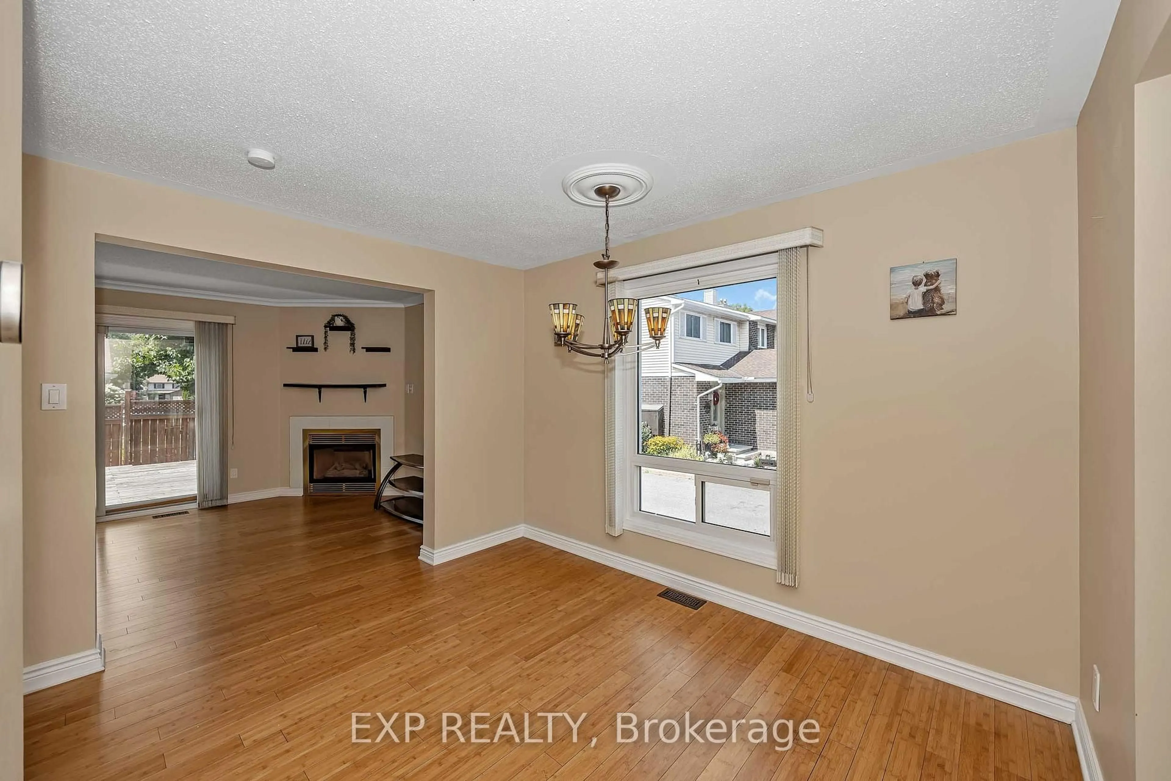 Indoor entryway for 38 Sundback Lane, Kanata Ontario K2L 2W8