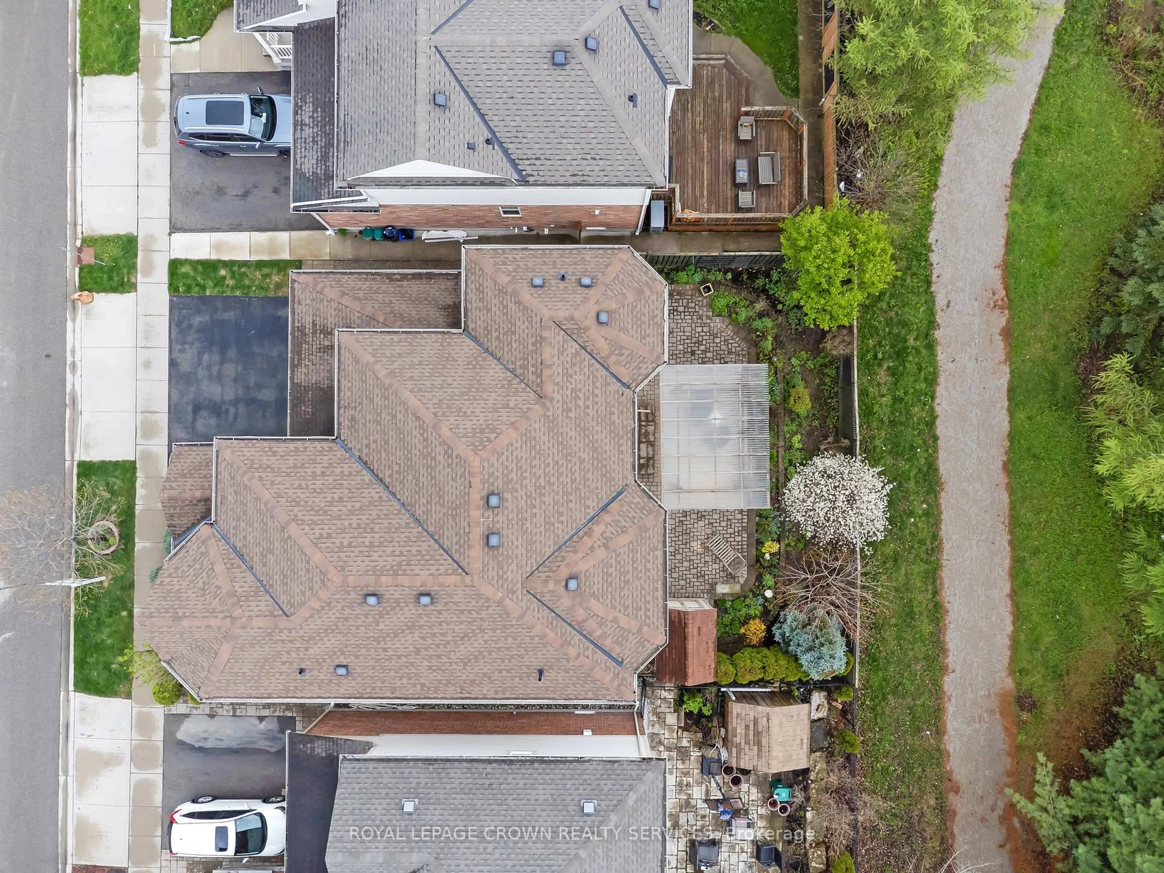 A pic from outside/outdoor area/front of a property/back of a property/a pic from drone, street for 150 Garth Massey Dr, Cambridge Ontario N1T 2G5
