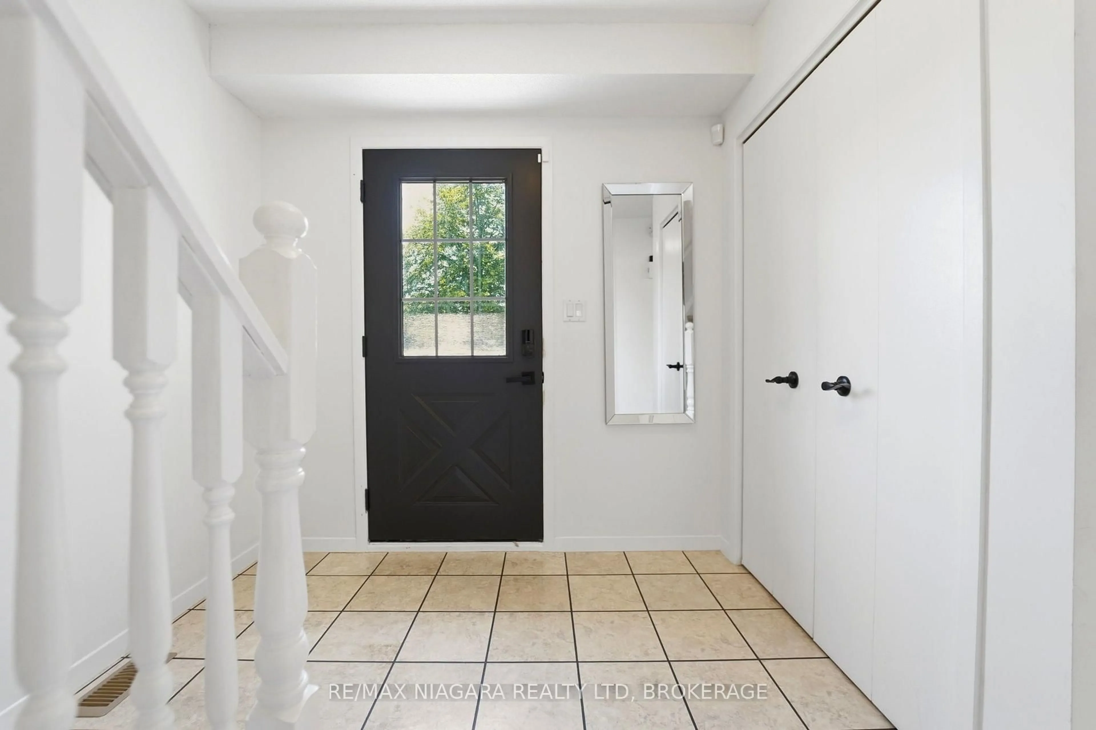 Indoor entryway for 5735 Deerbrook St, Niagara Falls Ontario L2G 7V7