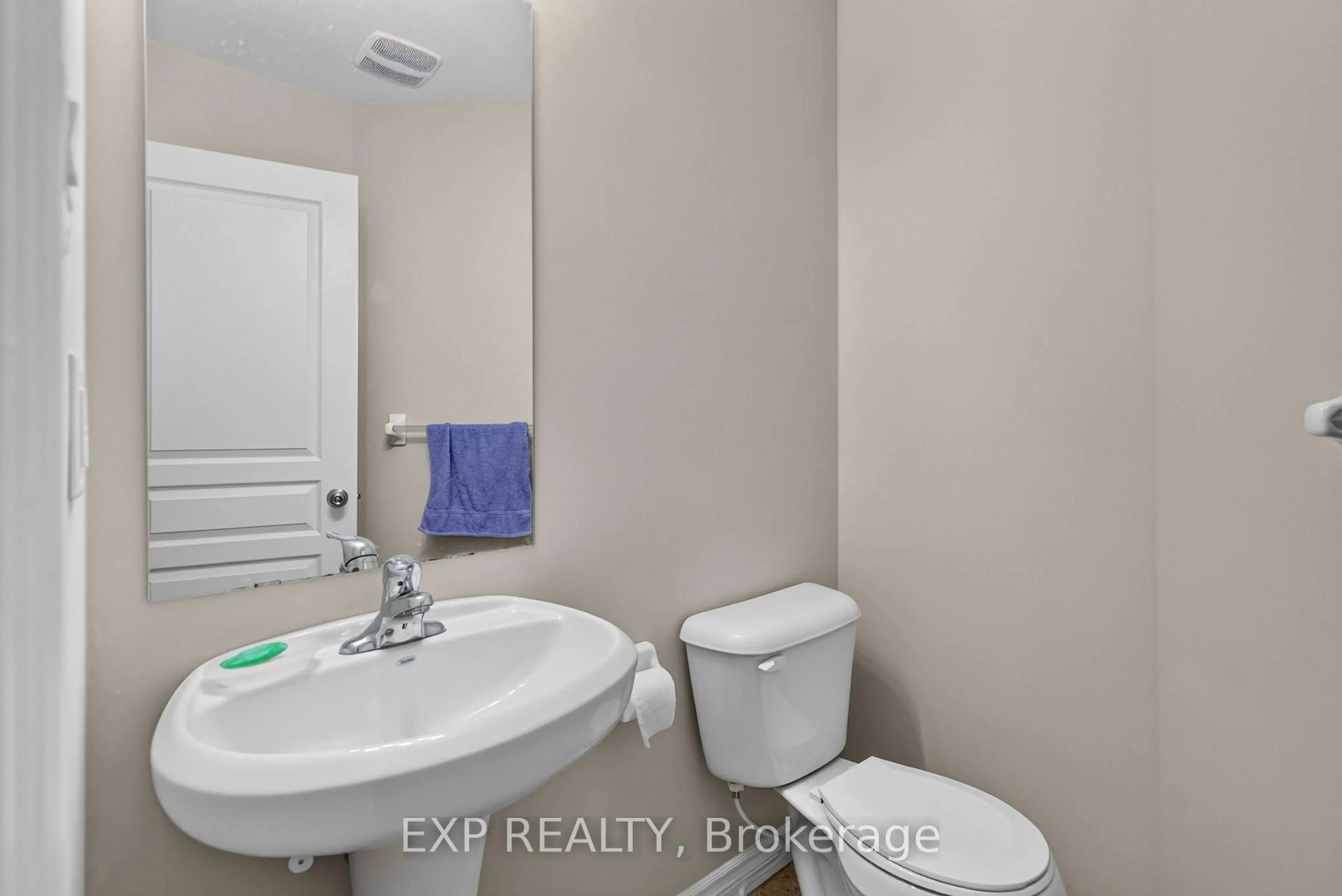 Standard bathroom, ceramic/tile floor for 930 Silverfox Cres, London North Ontario N6G 5B6