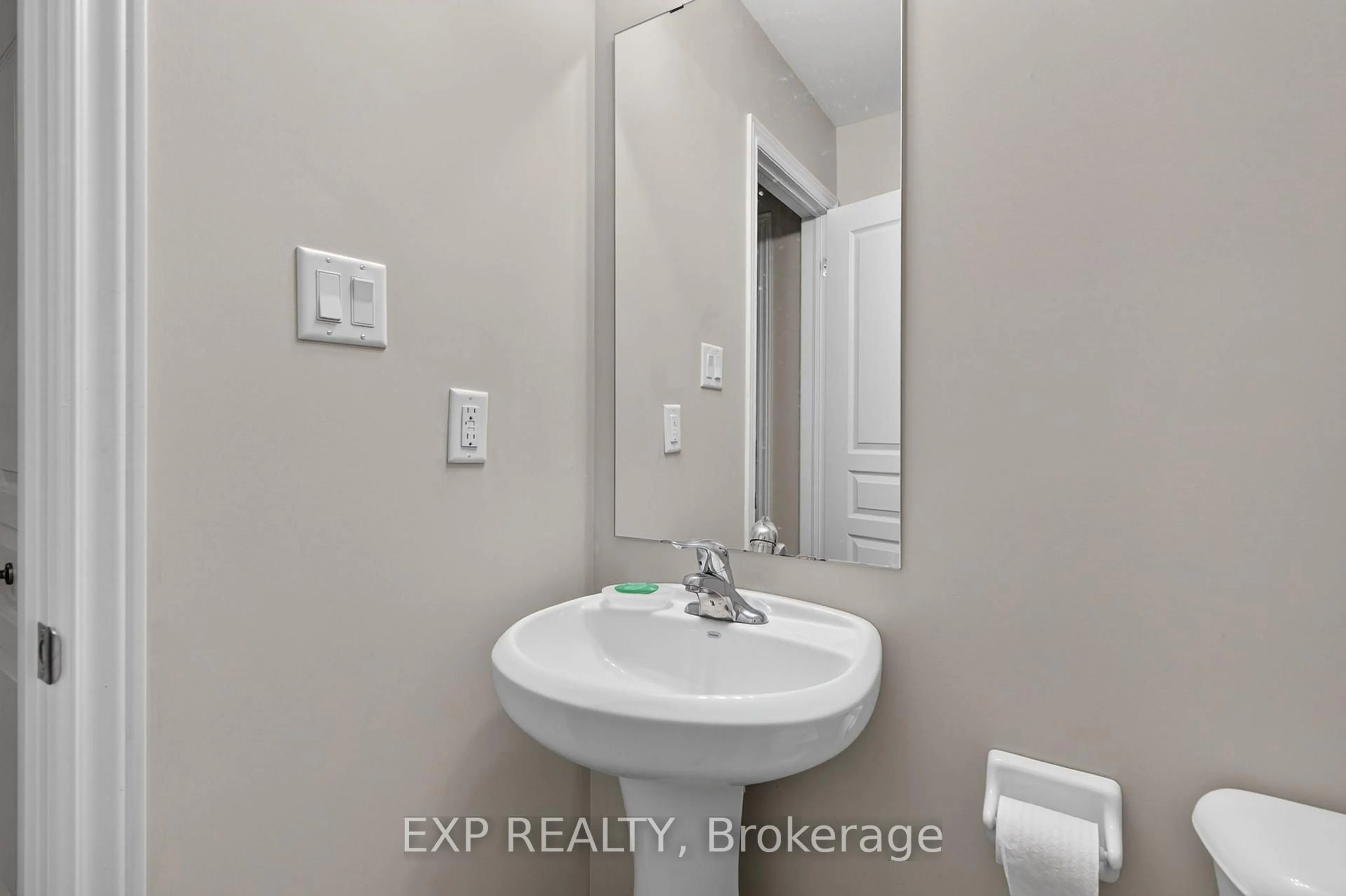 Standard bathroom, unknown for 930 Silverfox Cres, London North Ontario N6G 5B6