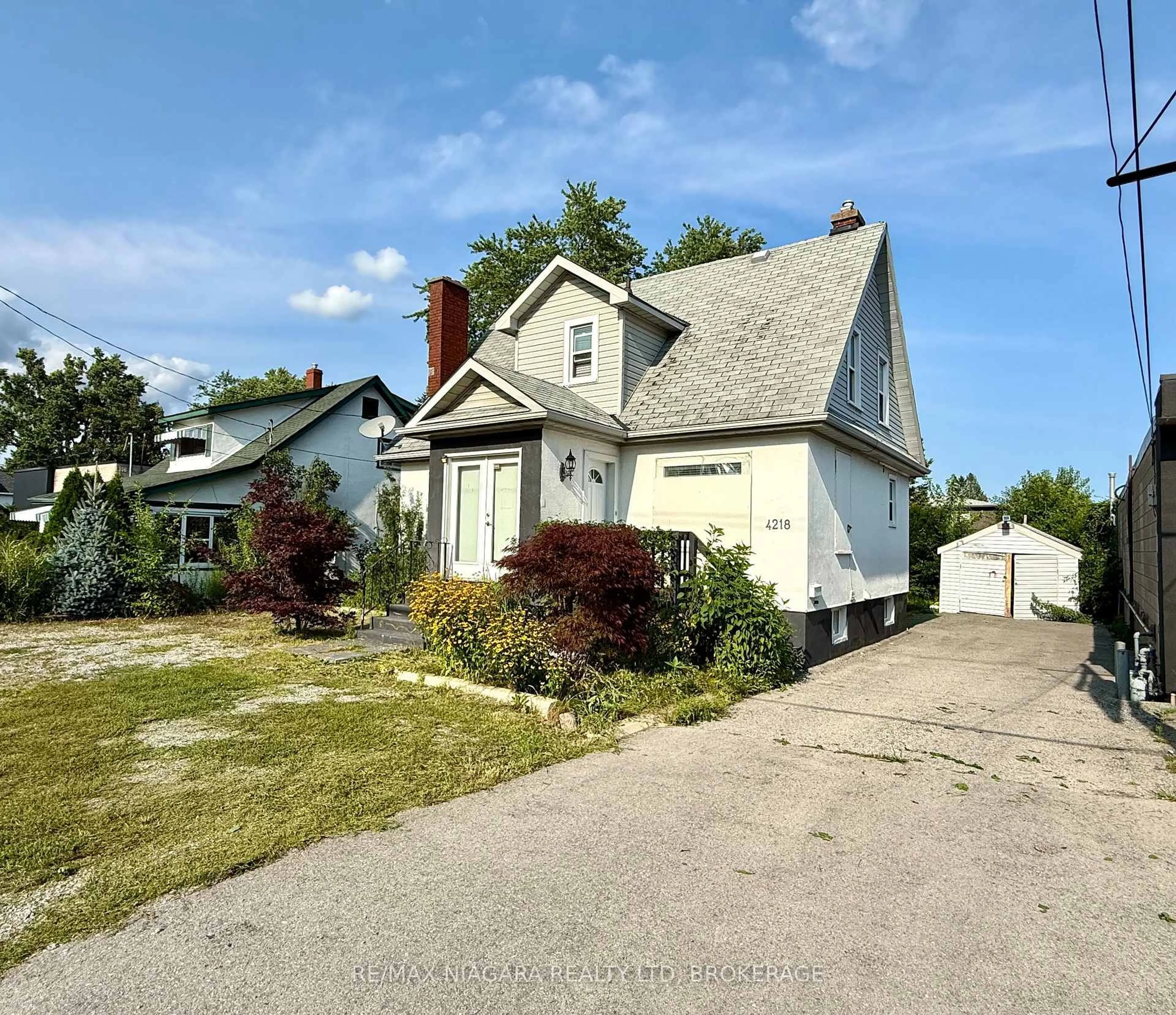 A pic from outside/outdoor area/front of a property/back of a property/a pic from drone, street for 4218 Drummond Rd, Niagara Falls Ontario L2E 6B9