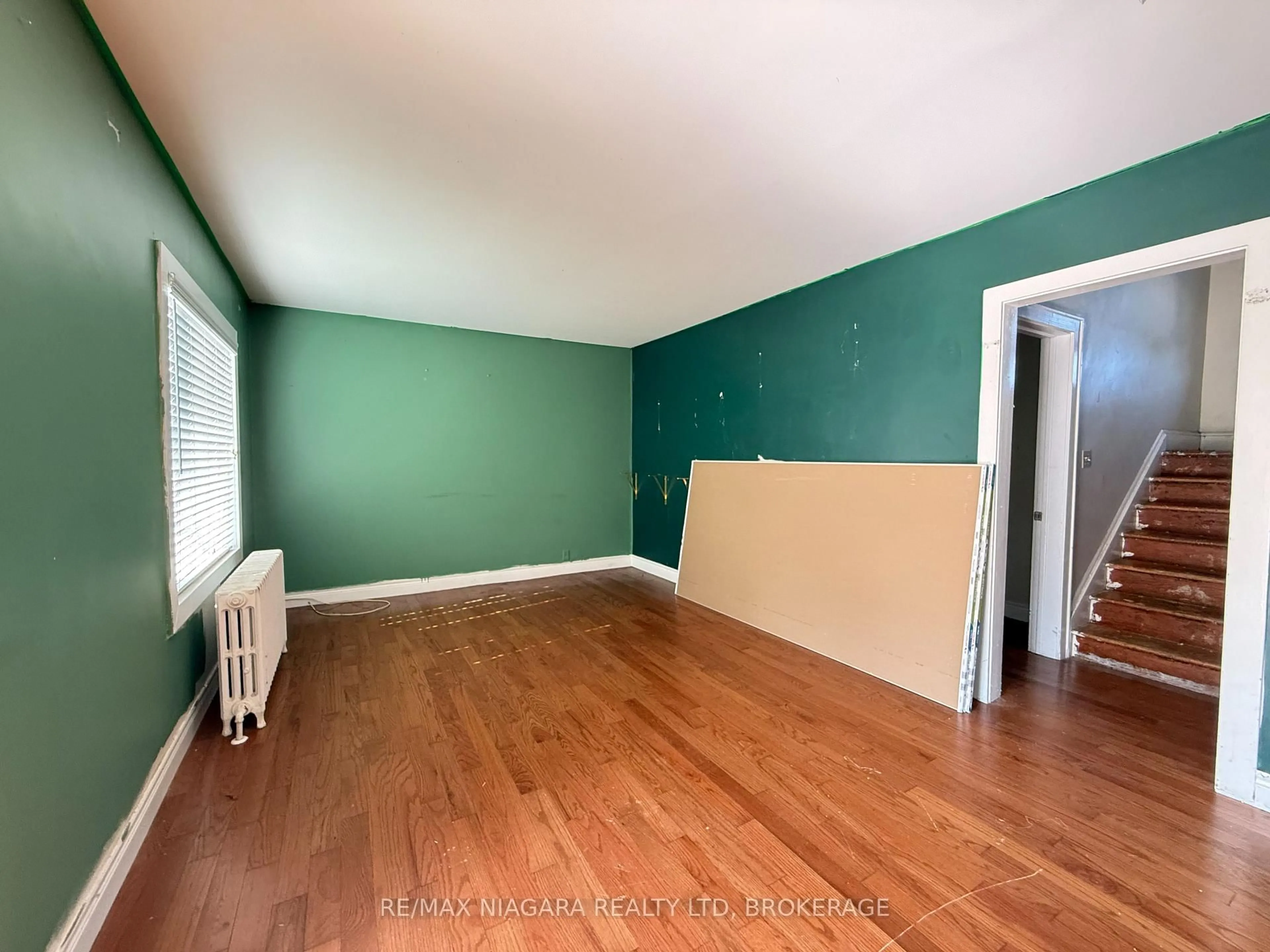 A pic of a room for 4218 Drummond Rd, Niagara Falls Ontario L2E 6B9