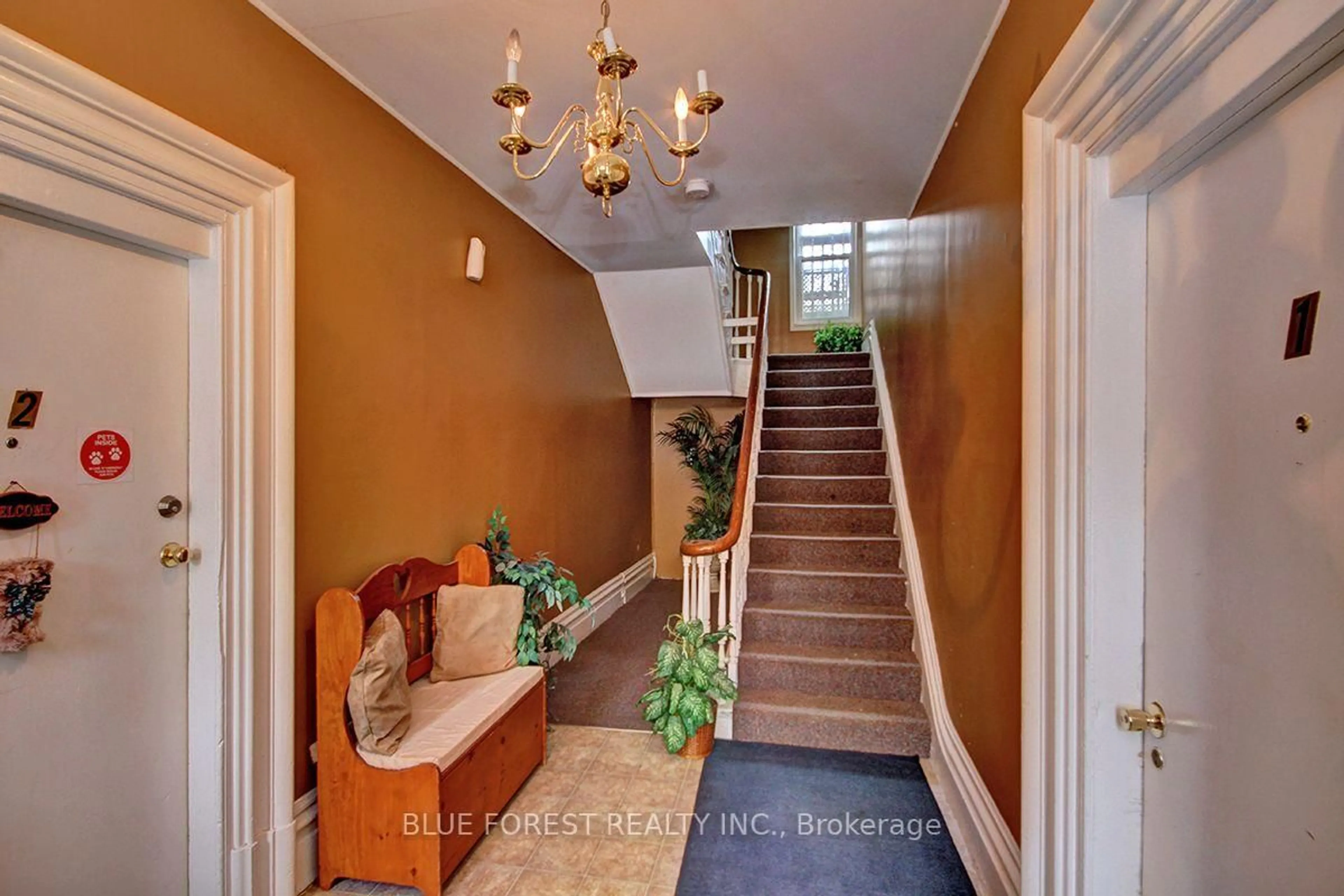 Indoor foyer for 7 Church St, St. Thomas Ontario N5R 3E4