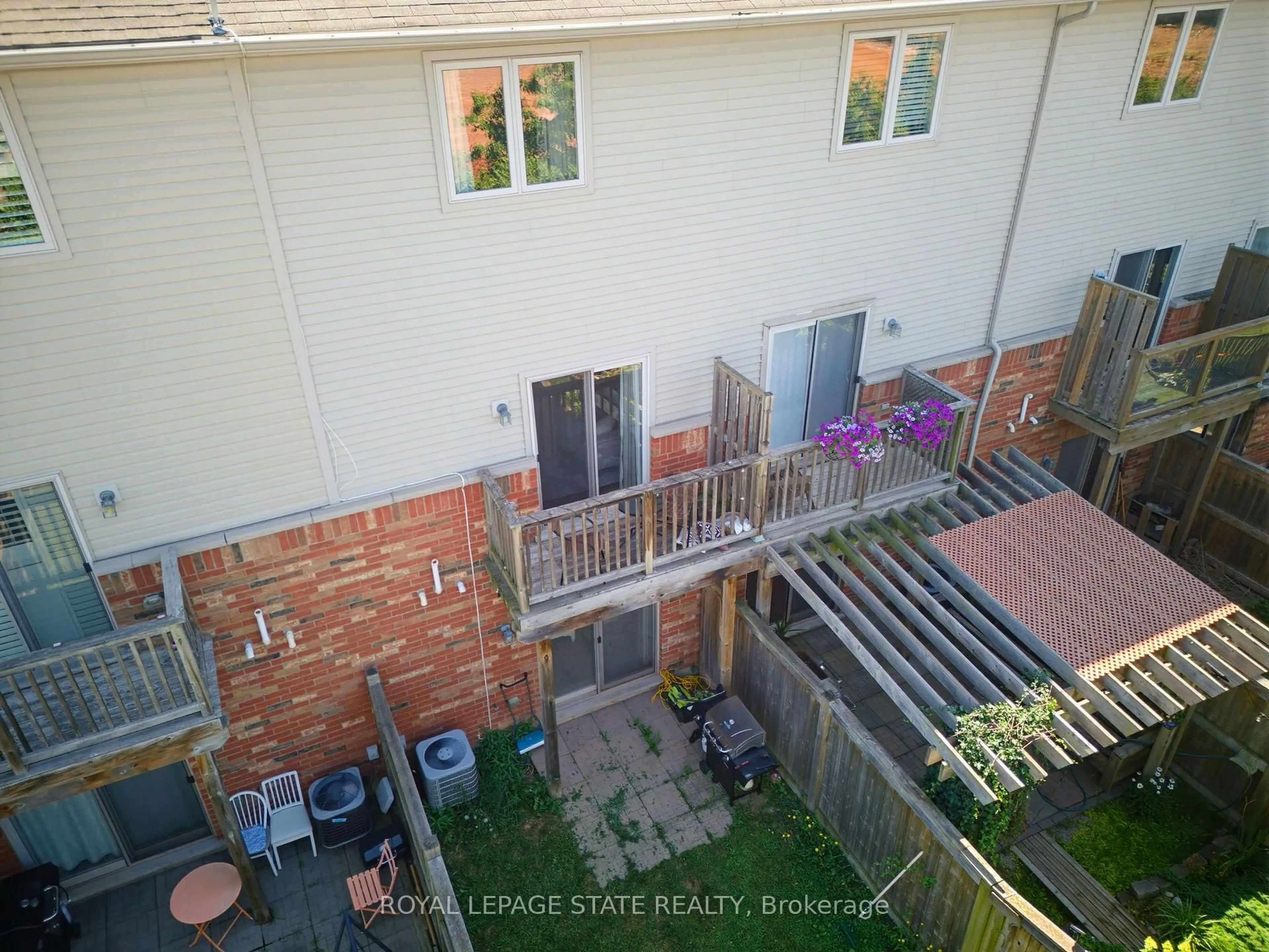 A pic from outside/outdoor area/front of a property/back of a property/a pic from drone, city buildings view from balcony for 41 Edenrock Dr, Hamilton Ontario L8E 0G6