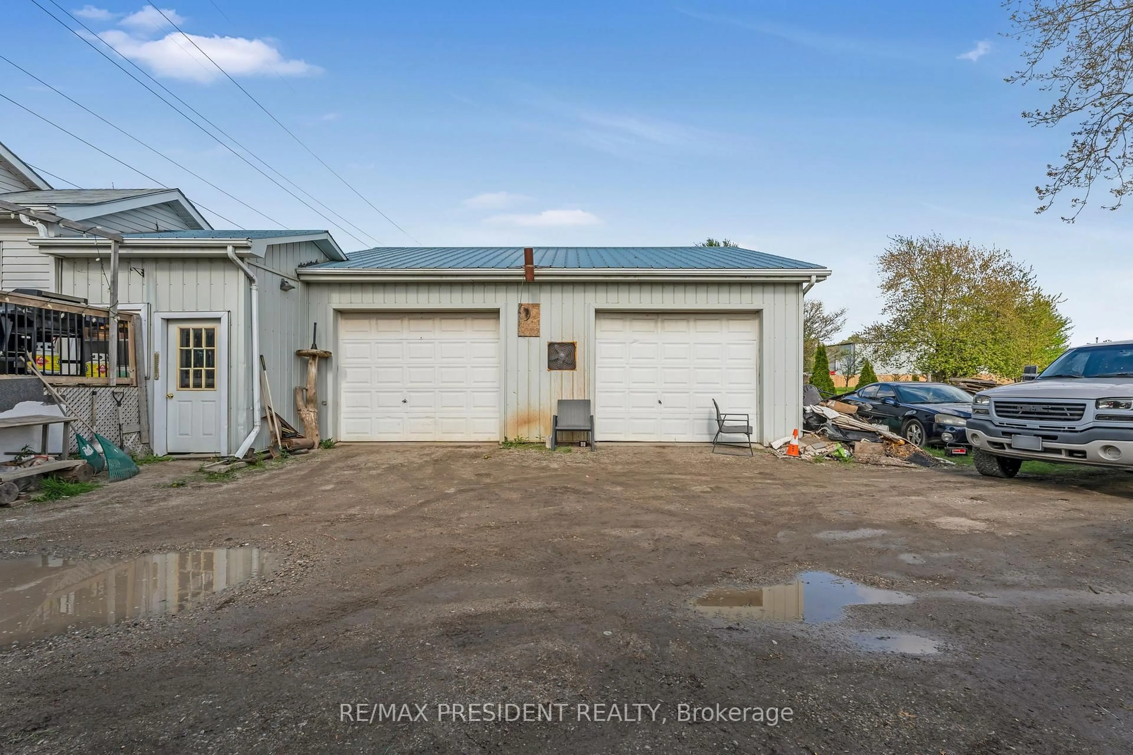 Indoor garage for 1224 Parkinson Rd, Woodstock Ontario N4S 7W3