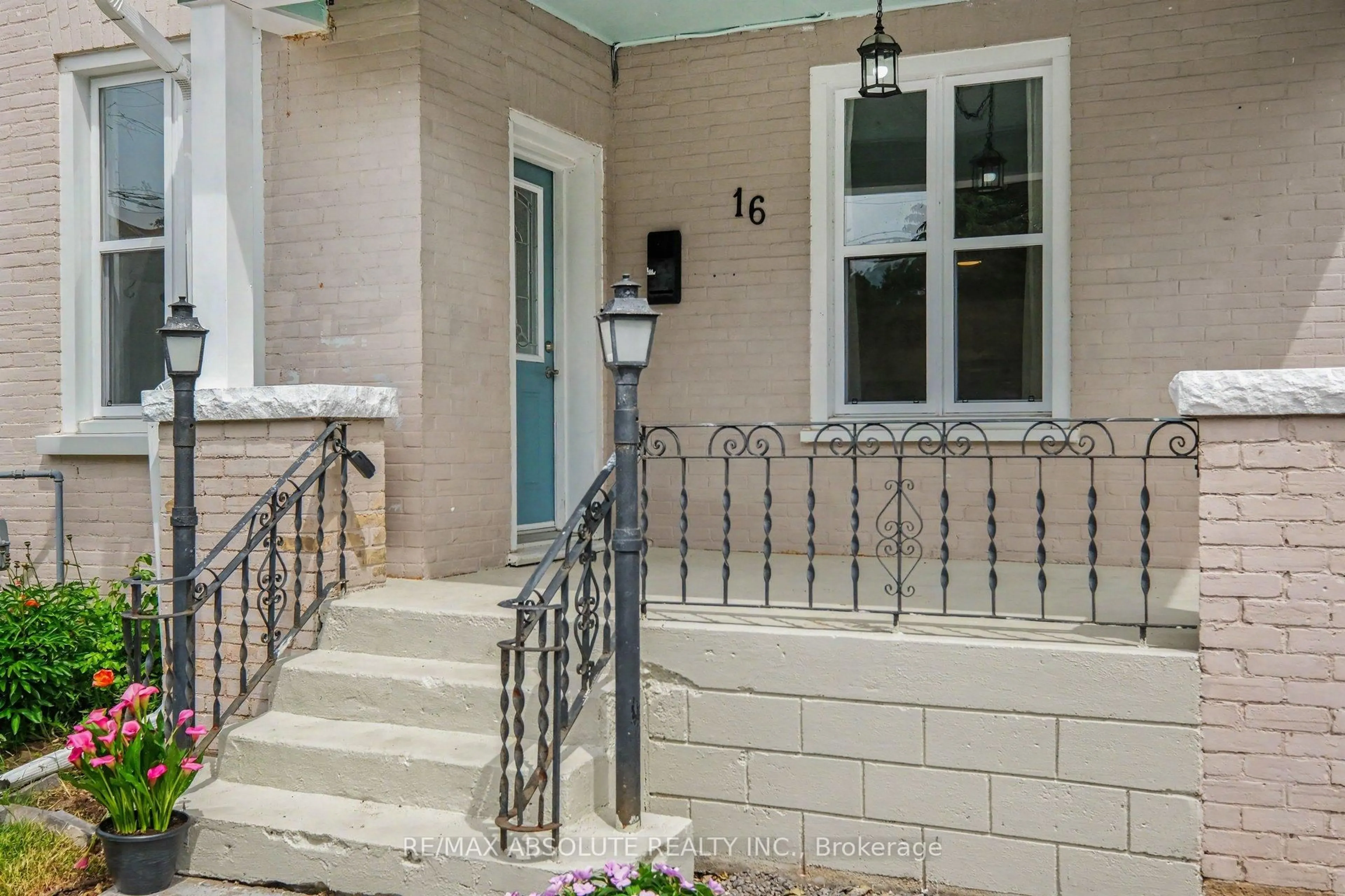 Unknown for 16 Glen Ave, Smiths Falls Ontario K7A 1S2