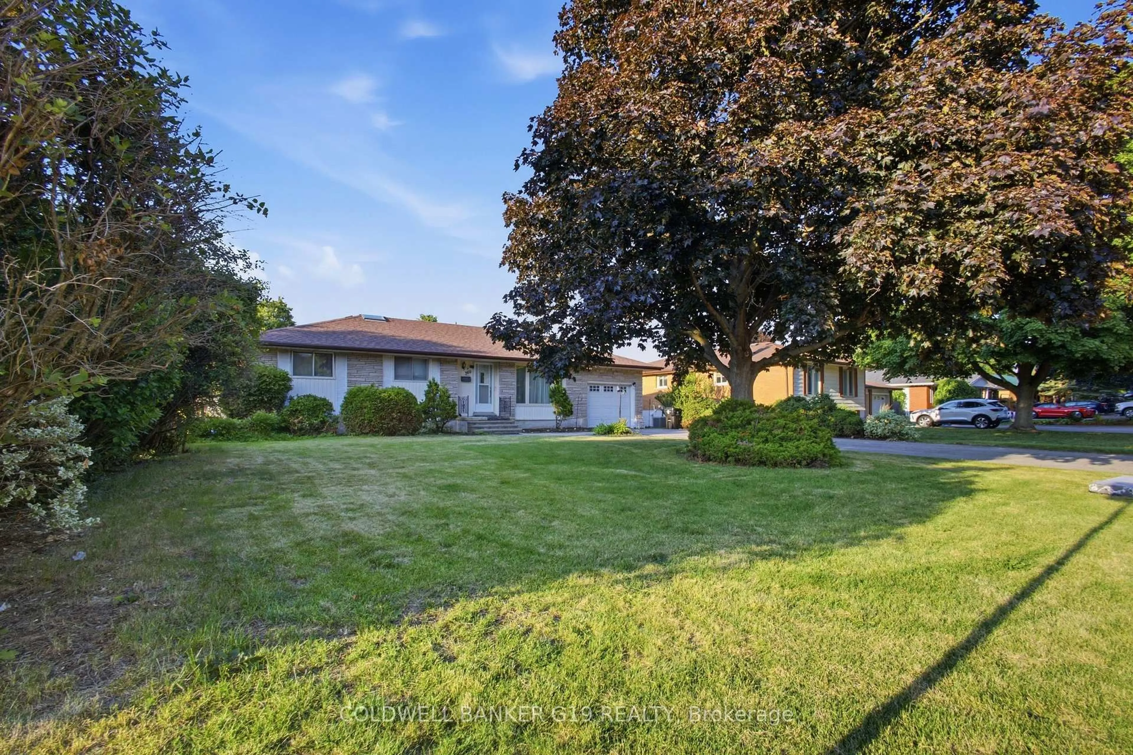 A pic from outside/outdoor area/front of a property/back of a property/a pic from drone, street for 360 Blair Rd, Cambridge Ontario N1S 2K2