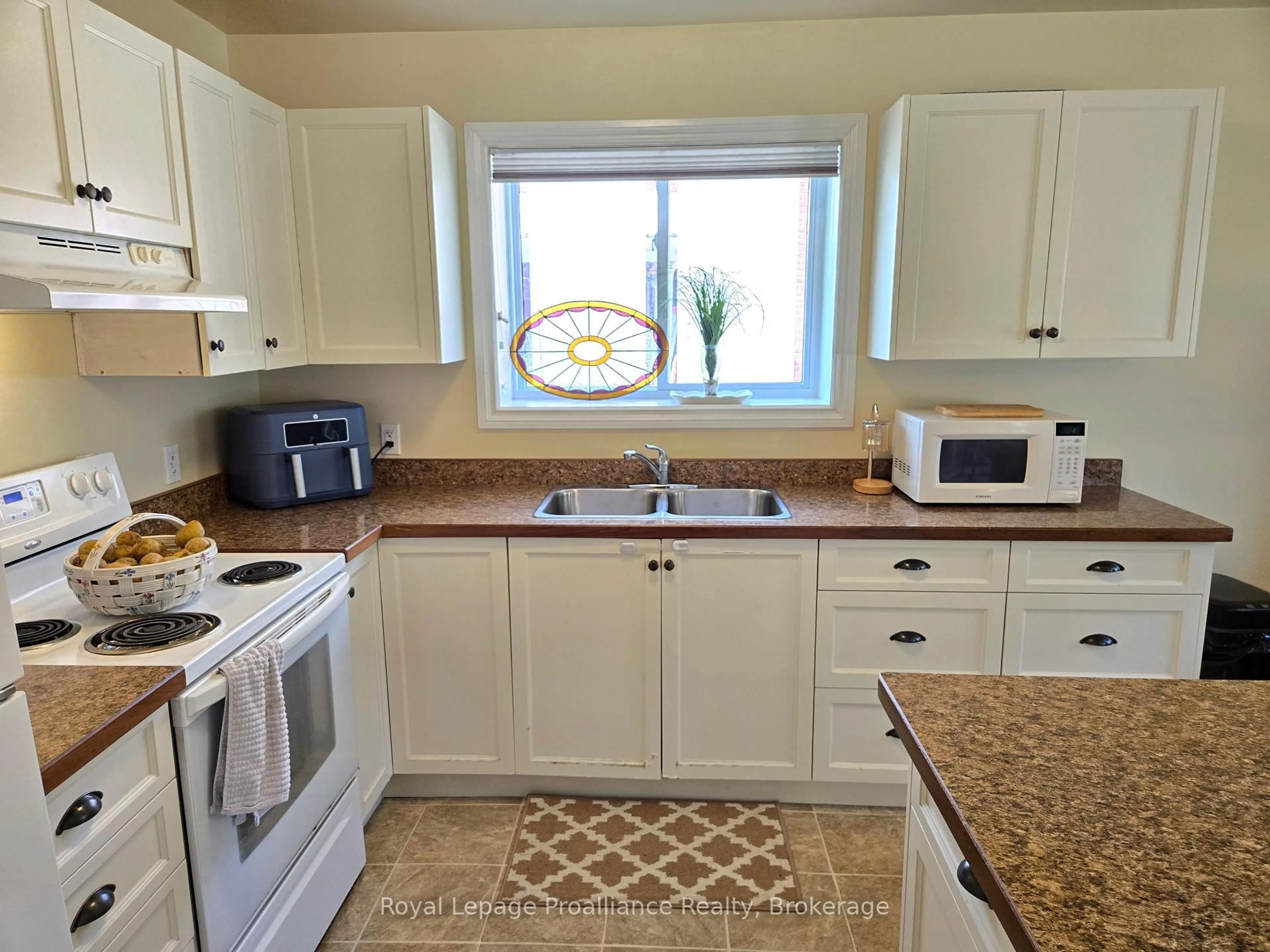 Standard kitchen, ceramic/tile floor for 48 South George St, Belleville Ontario K8N 3G6