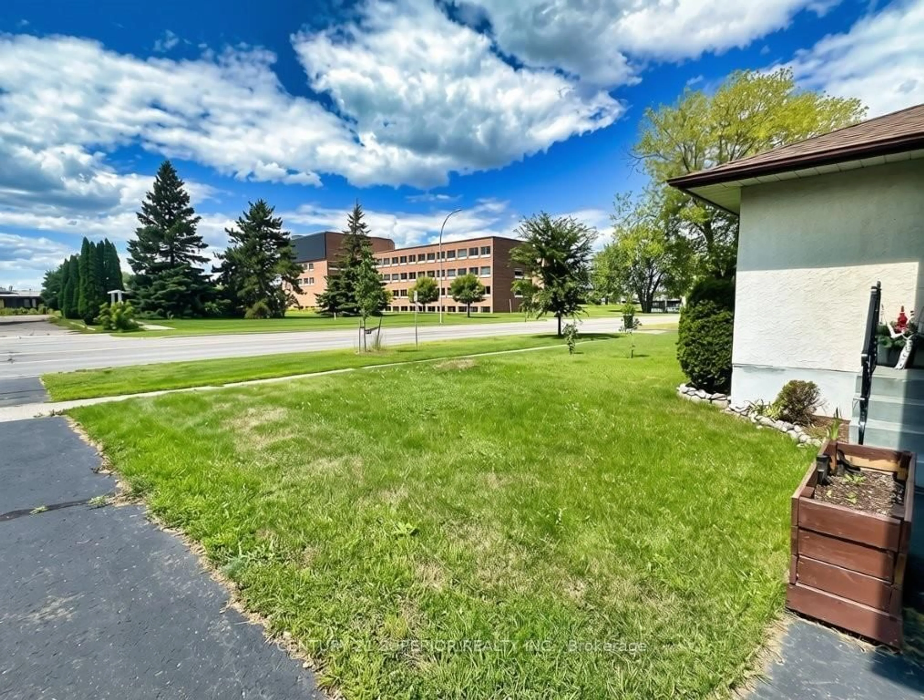 A pic from outside/outdoor area/front of a property/back of a property/a pic from drone, unknown for 464 James Street, Thunder Bay Ontario P7E 2V5