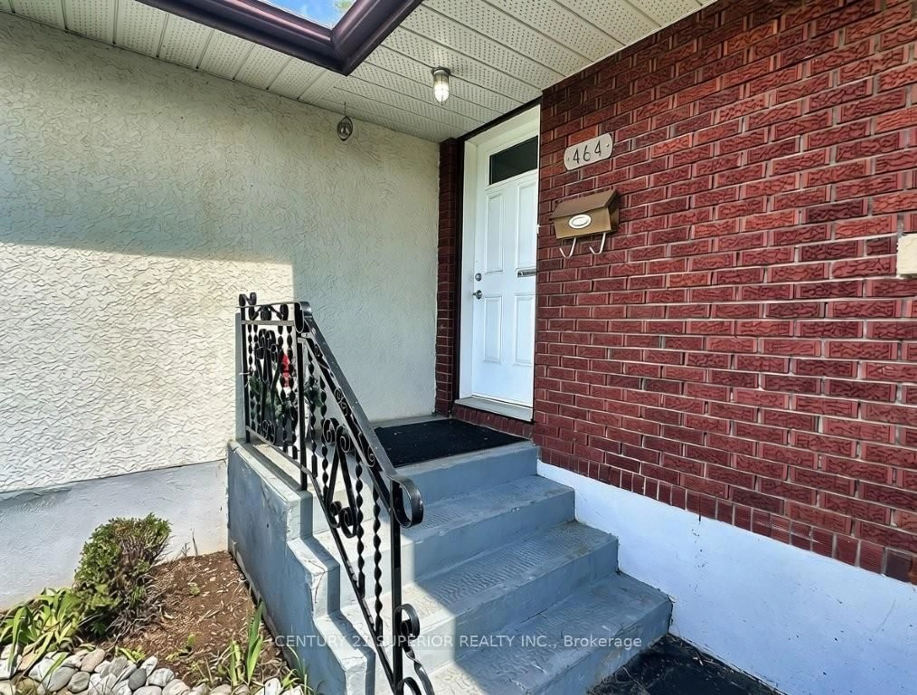 Indoor entryway for 464 James Street, Thunder Bay Ontario P7E 2V5