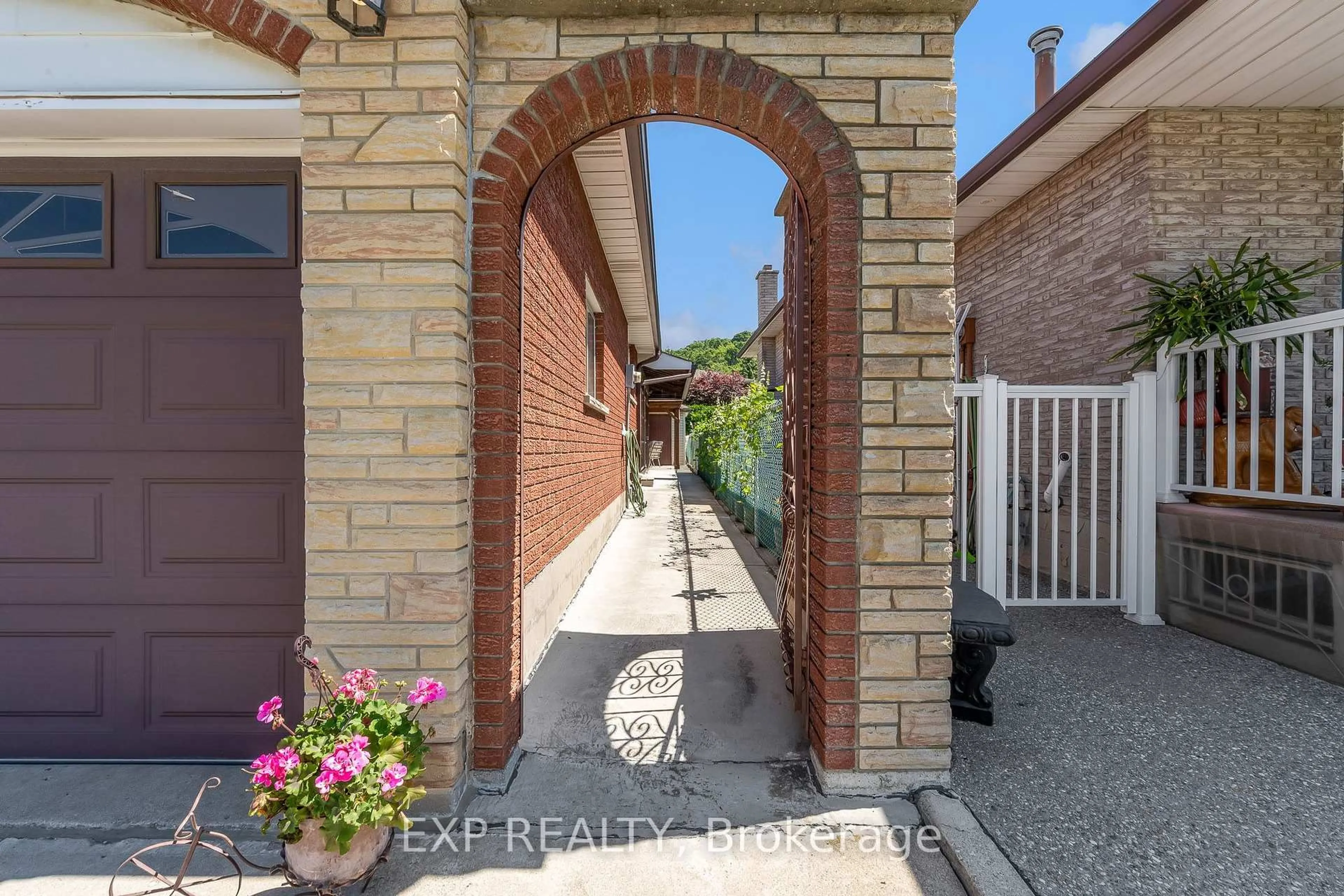 Indoor entryway for 150 Marcella Cres, Hamilton Ontario L8K 6G3
