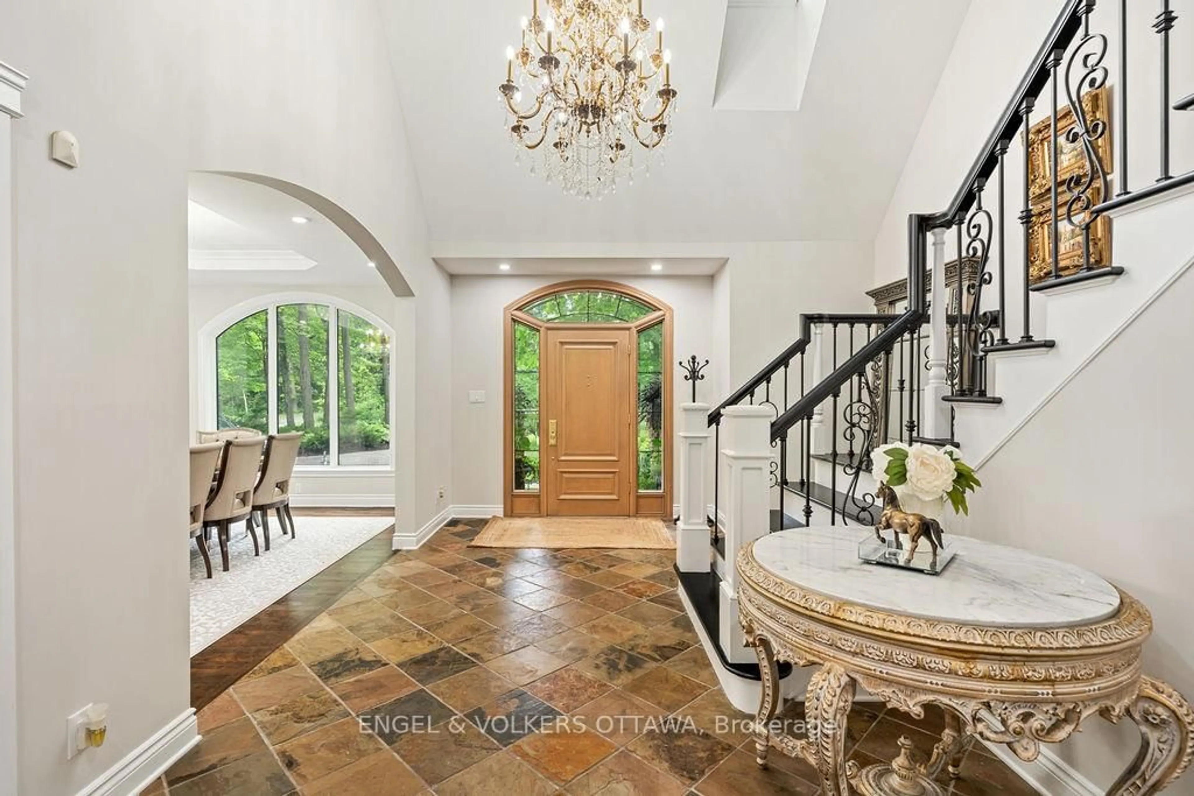 Indoor entryway for 1412 HOUSTON Cres, Ottawa Ontario K2W 1B6