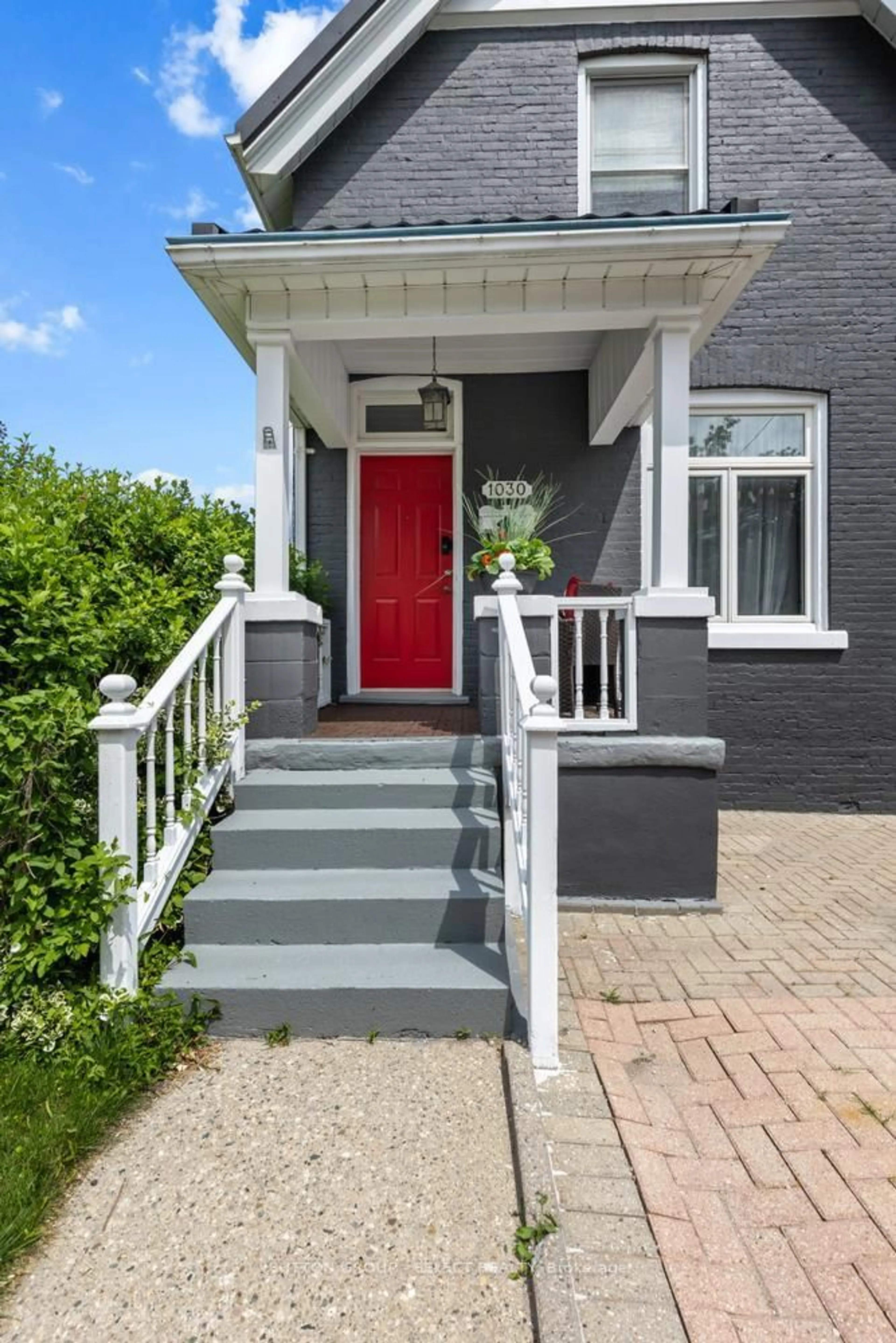 Unknown for 1030 York St, London East Ontario N5W 2T5