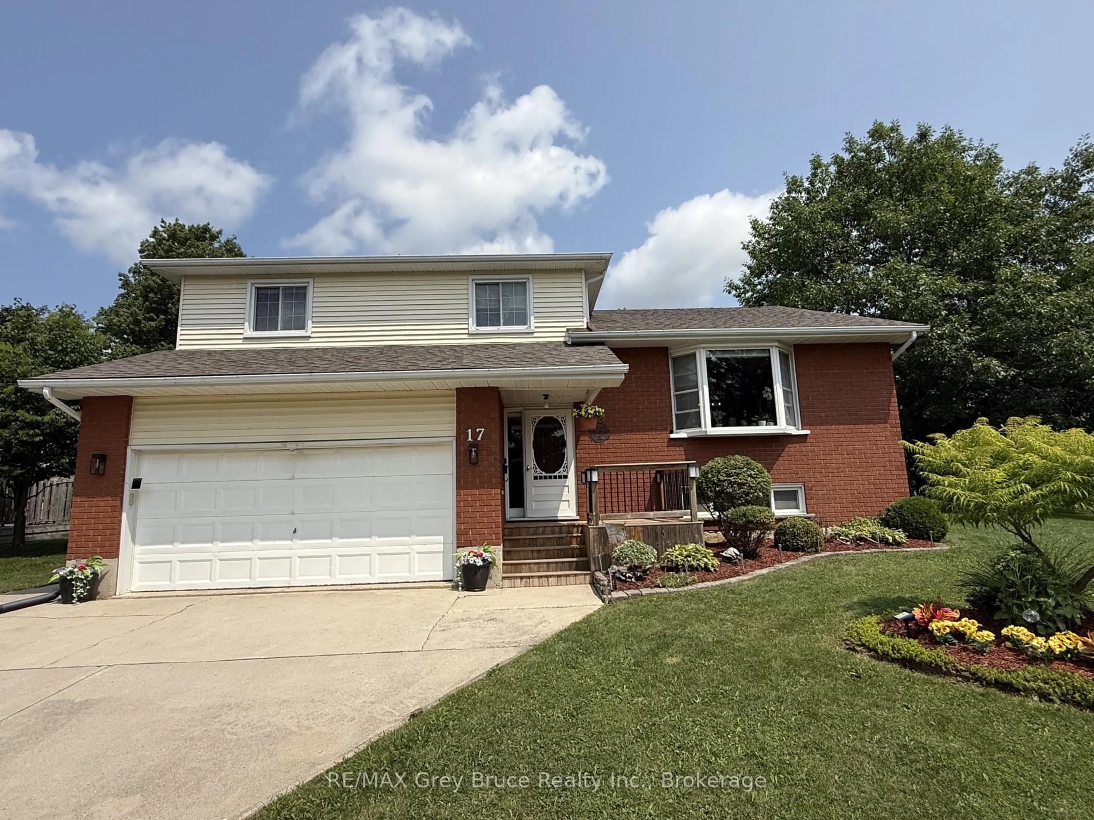 Home with vinyl exterior material, street for 17 Armstrong Cres, Grey Highlands Ontario N0C 1H0