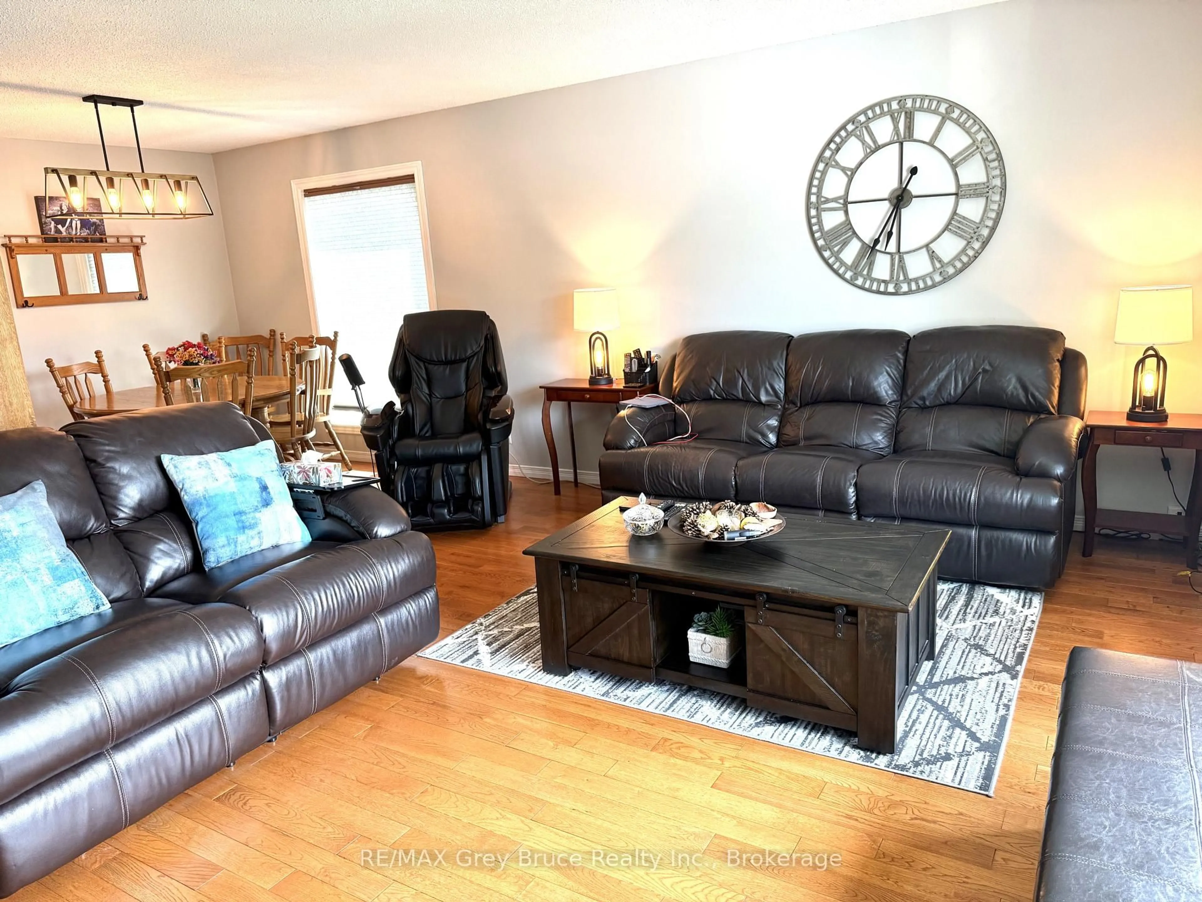 Living room with furniture, wood/laminate floor for 17 Armstrong Cres, Grey Highlands Ontario N0C 1H0