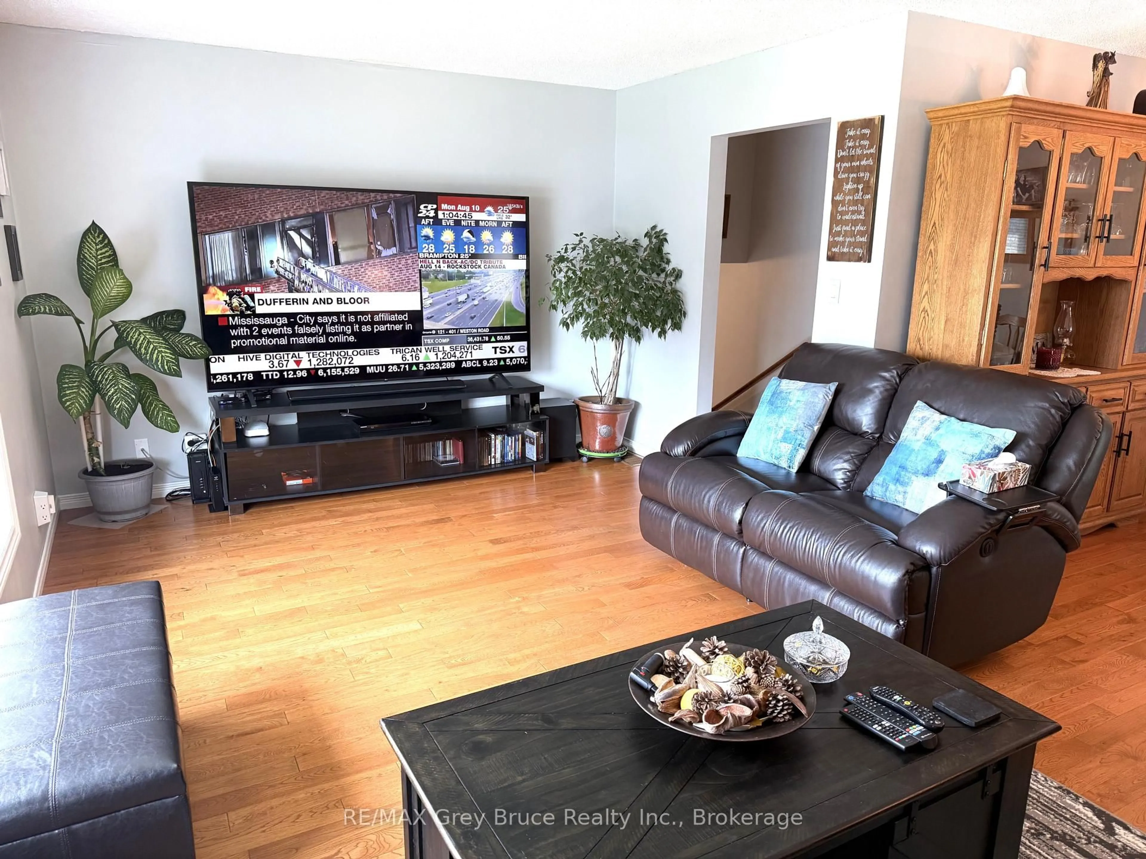 Living room with furniture, wood/laminate floor for 17 Armstrong Cres, Grey Highlands Ontario N0C 1H0