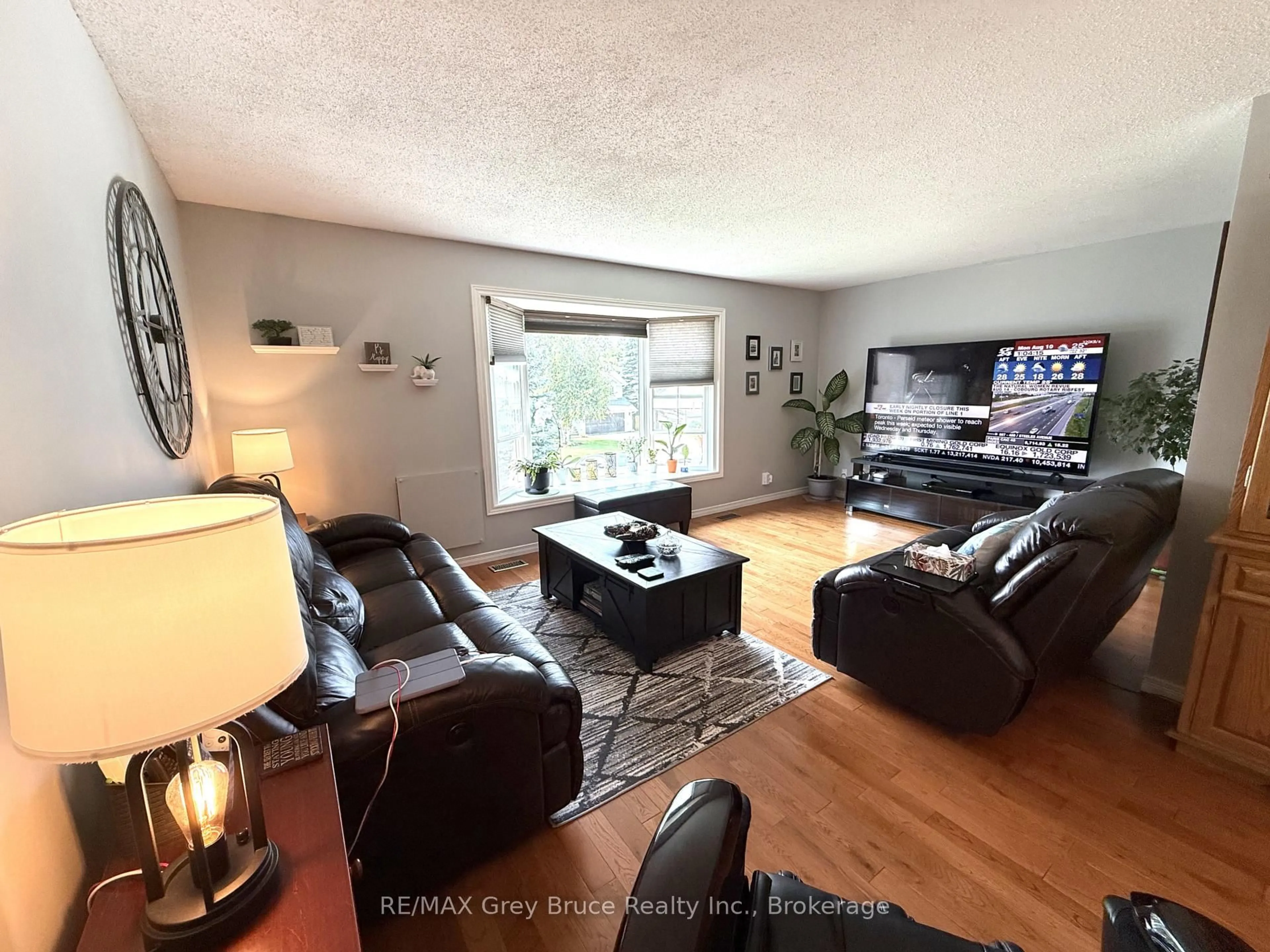 Living room with furniture, unknown for 17 Armstrong Cres, Grey Highlands Ontario N0C 1H0