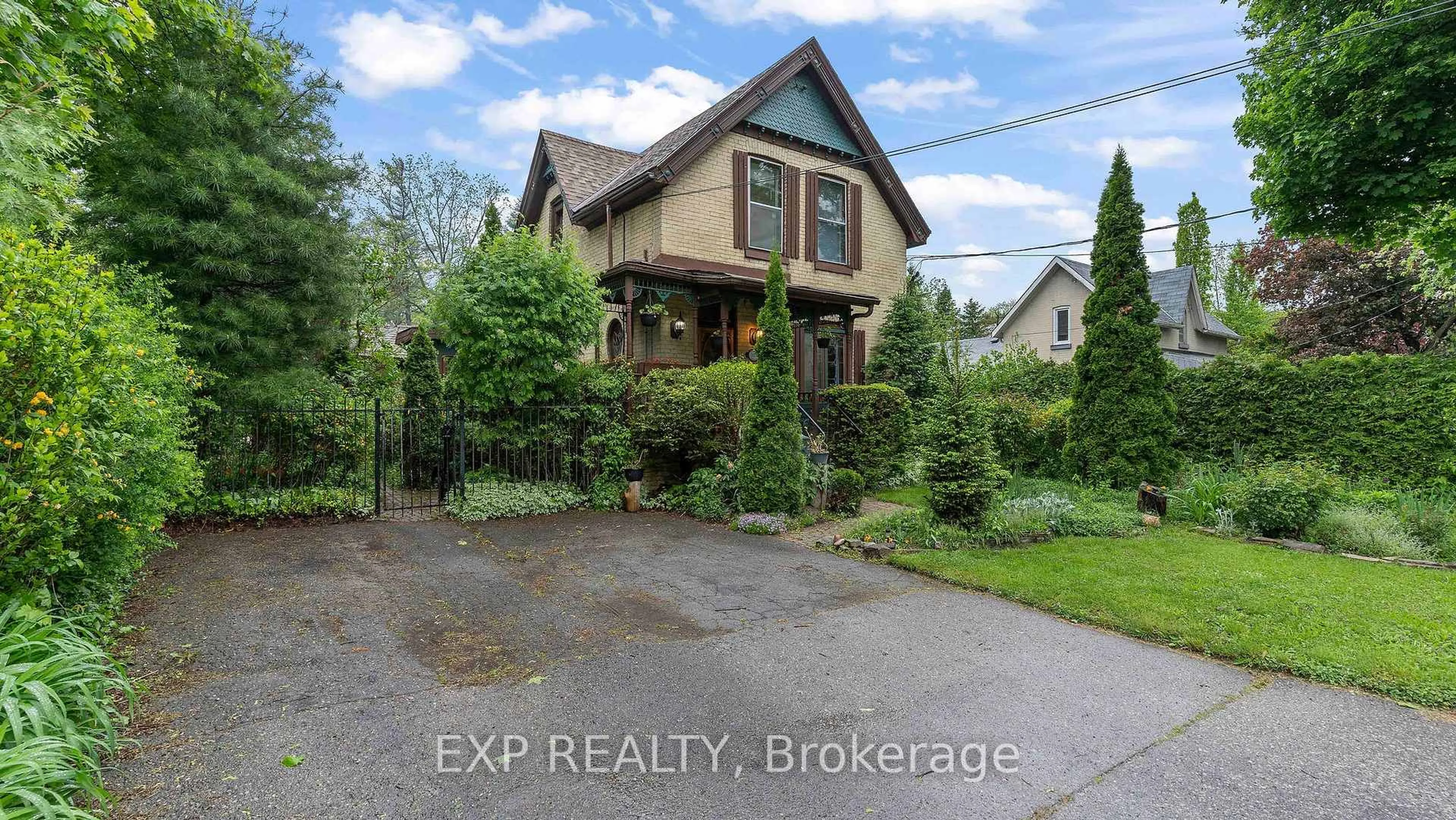 A pic from outside/outdoor area/front of a property/back of a property/a pic from drone, street for 181 Wildwood Ave, London South Ontario N6J 1B1