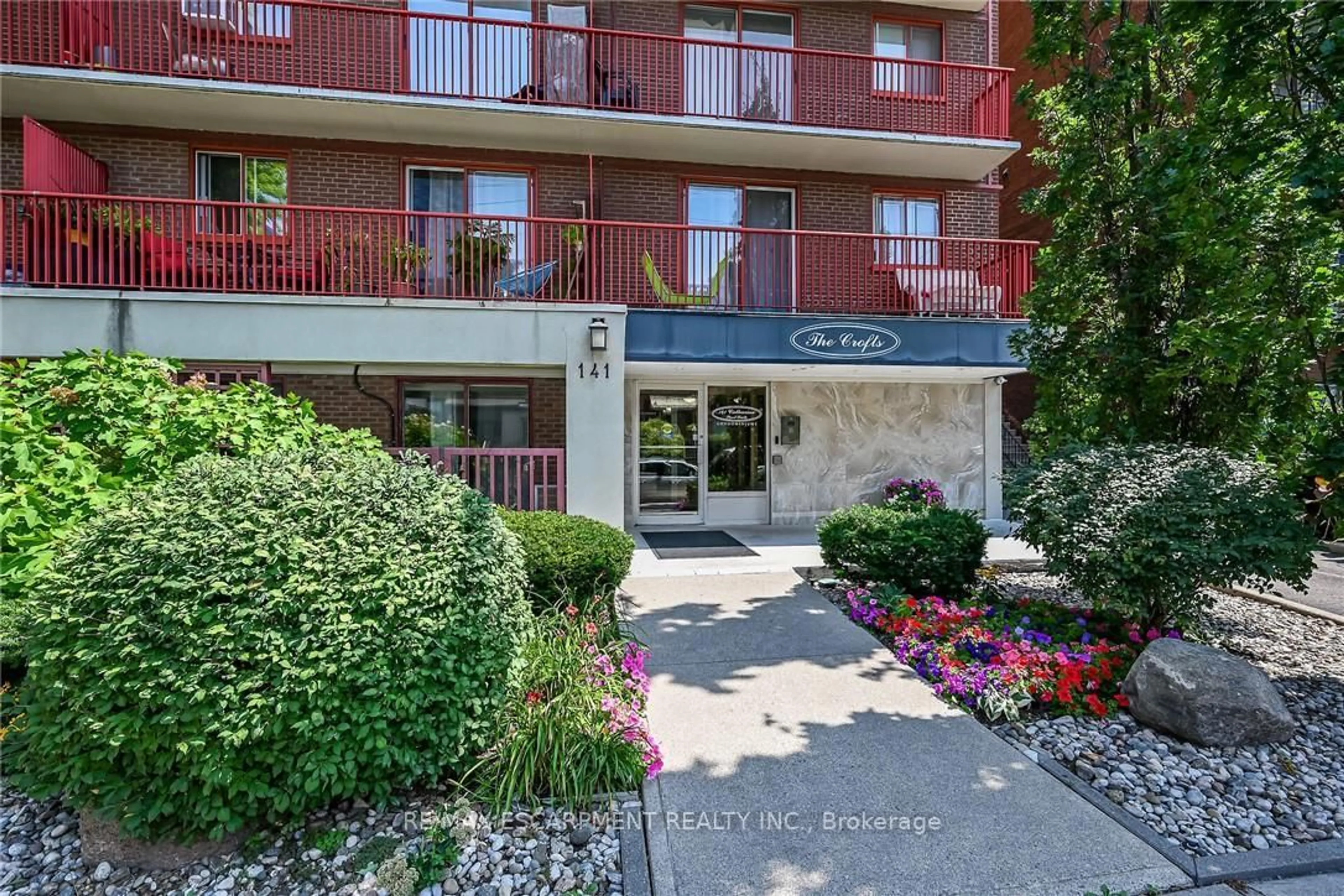 Indoor foyer for 141 Catharine St #1004, Hamilton Ontario L8N 2J7