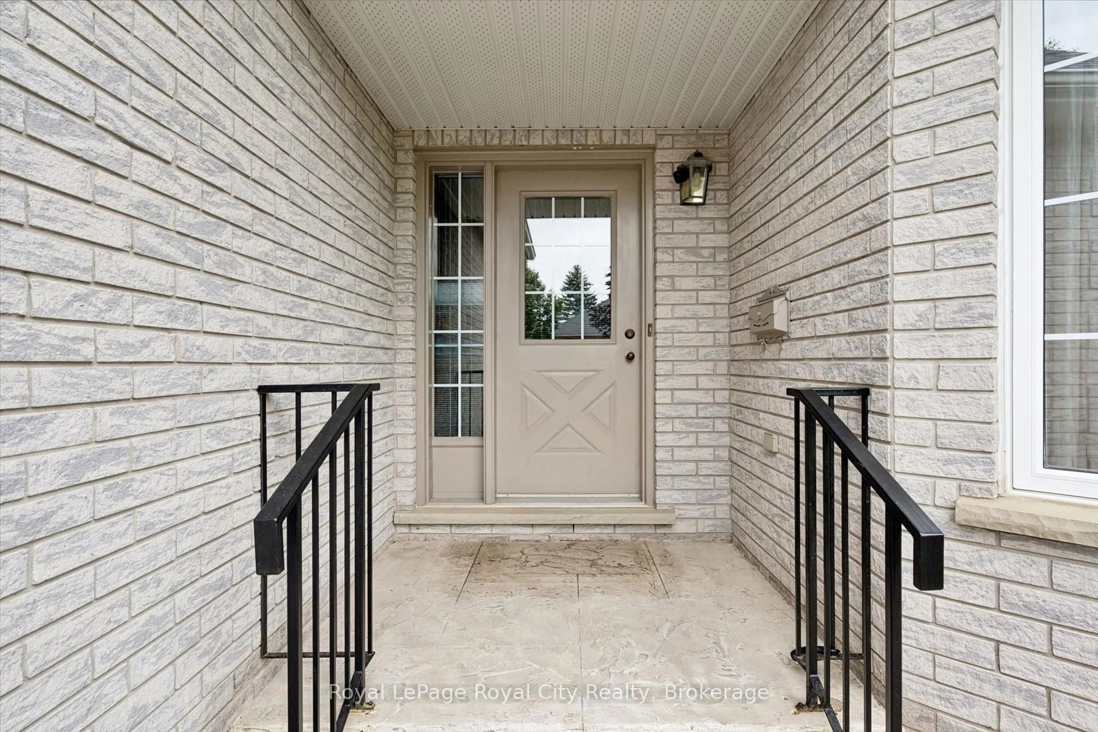 Indoor entryway for 47 WHITE PINE Way, Guelph Ontario N1G 4X7
