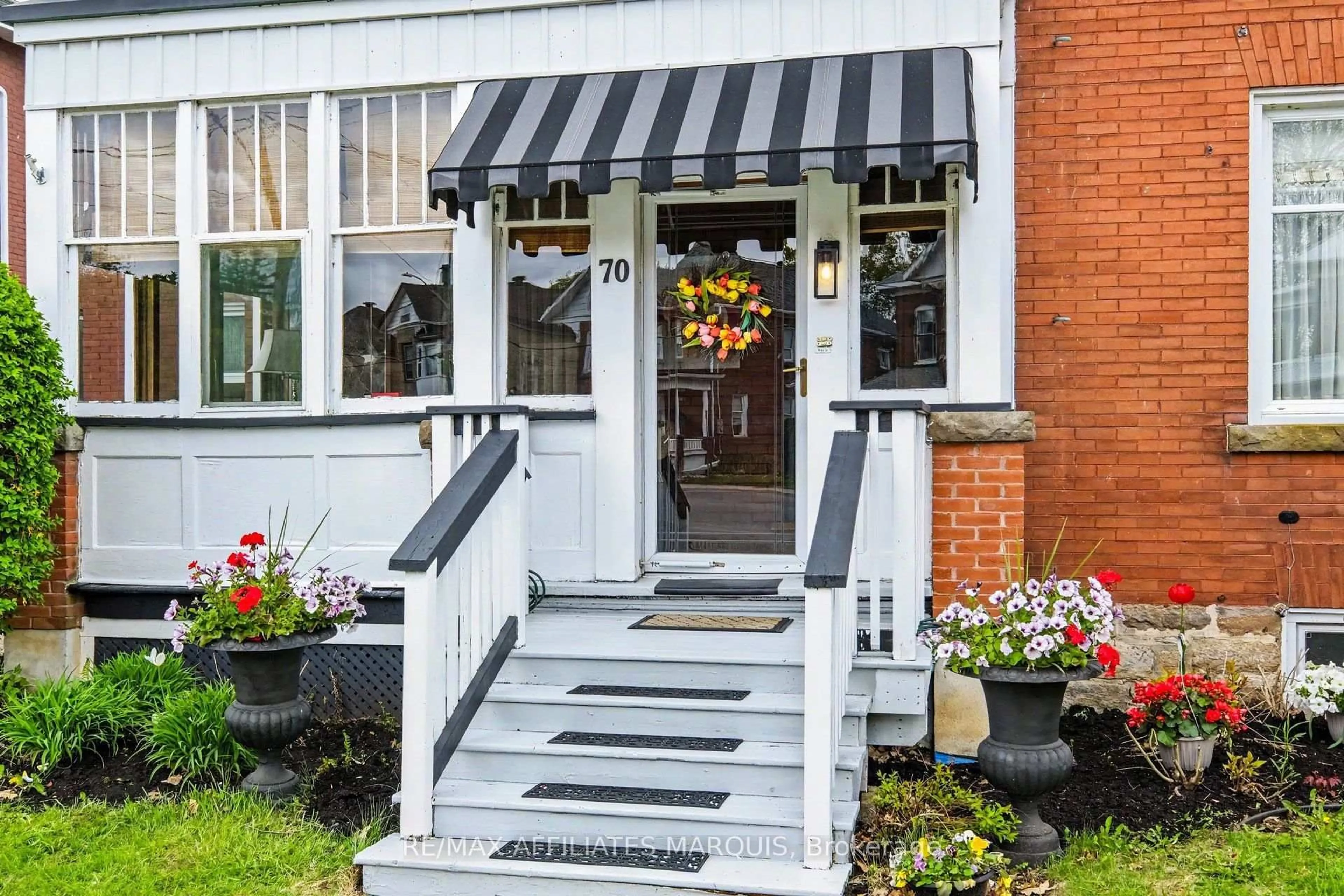 Indoor entryway for 70 Maple Ave, Smiths Falls Ontario K7A 2A7