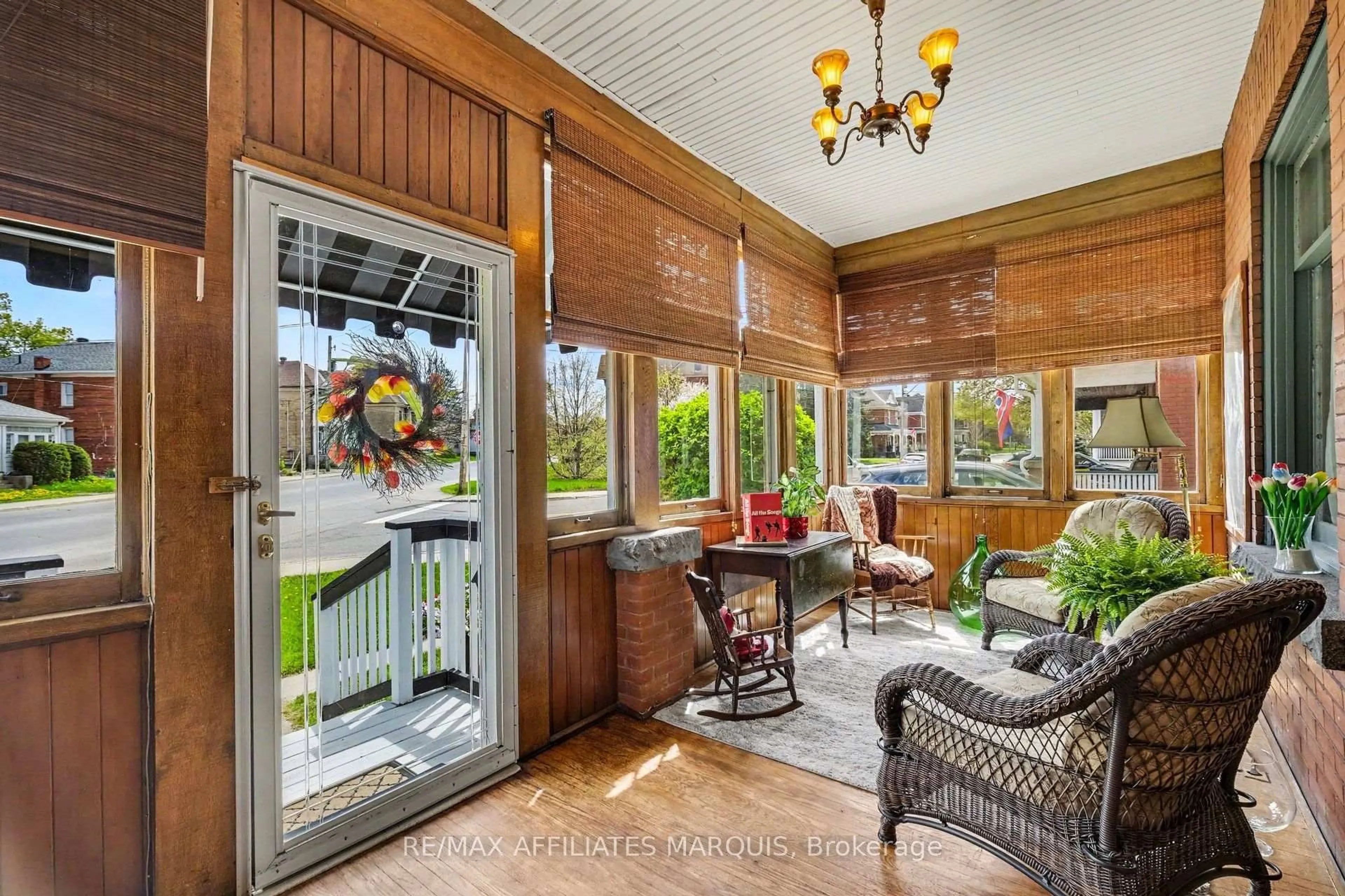 Indoor foyer for 70 Maple Ave, Smiths Falls Ontario K7A 2A7