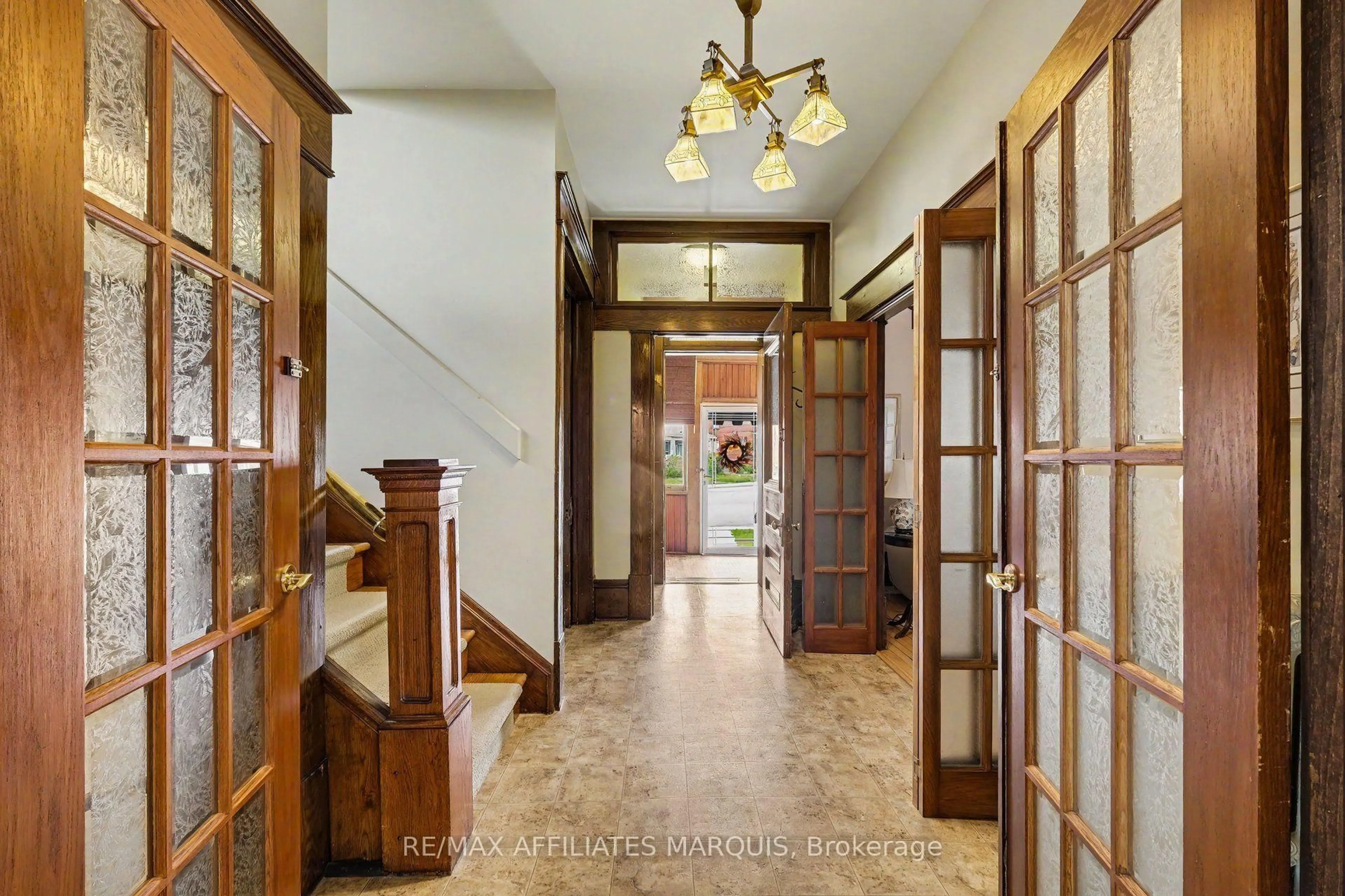 Indoor foyer for 70 Maple Ave, Smiths Falls Ontario K7A 2A7