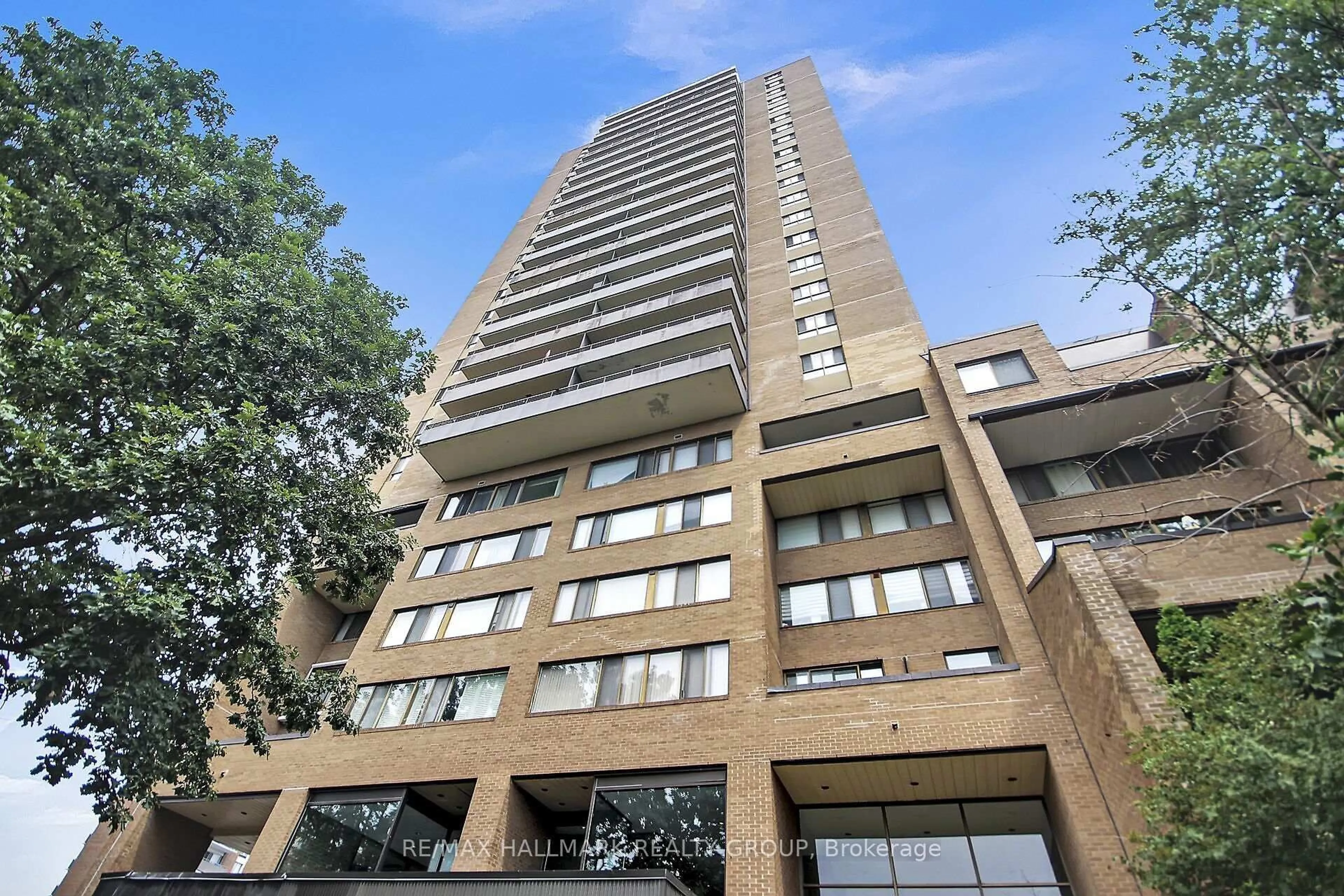 Indoor foyer for 505 St Laurent Blvd #1503, Ottawa Ontario K1K 3X4